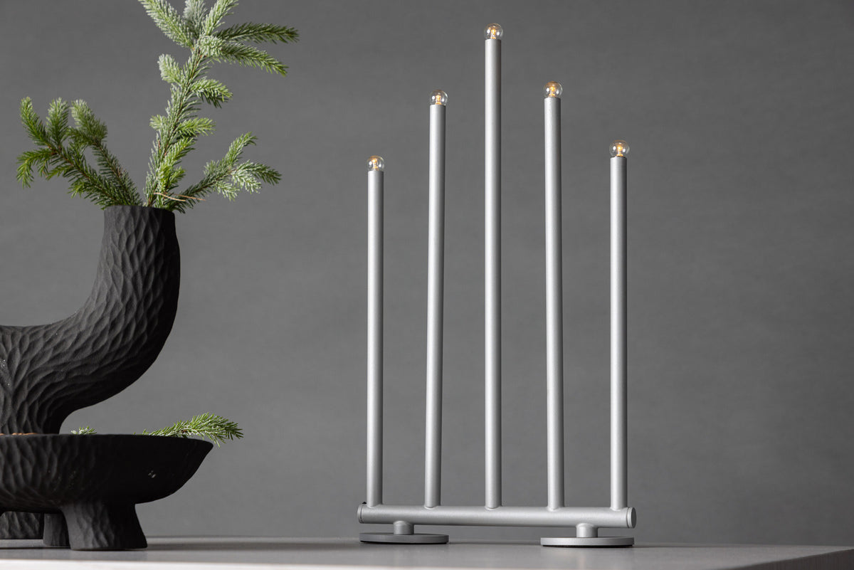 Björnfjället Tischlampe in Silber präsentiert im Onlineshop von KAQTU Design AG. Tischleuchte ist von Venture Home