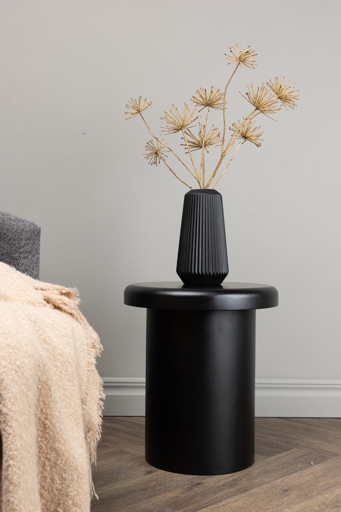 Schwarzer Namsos-Beistelltisch von Venture Home: Hochwertiges MDF, modernes Design, ideal für jeden Raum. Praktisch und elegant zugleich.