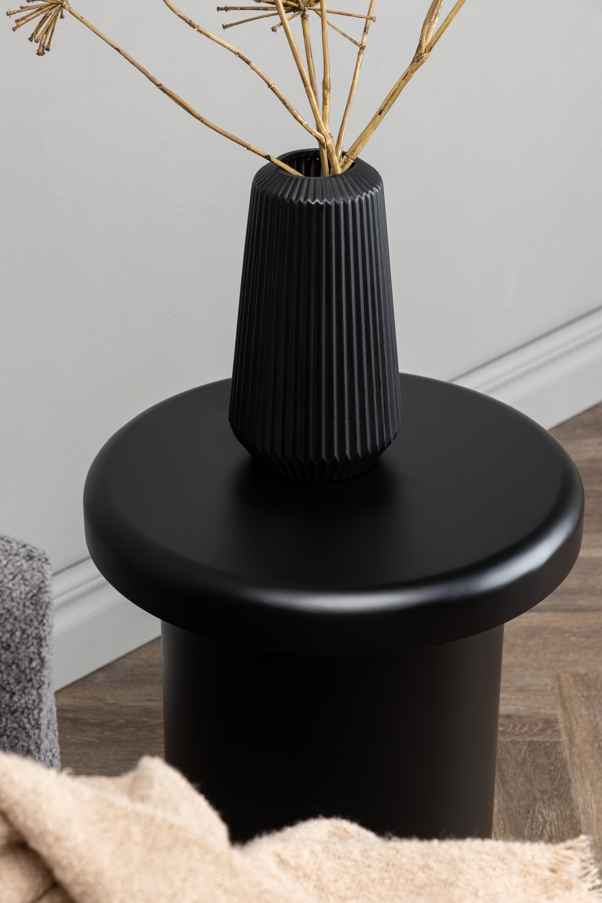 Namsos Beistelltisch in Schwarz präsentiert im Onlineshop von KAQTU Design AG. Beistelltisch ist von Venture Home