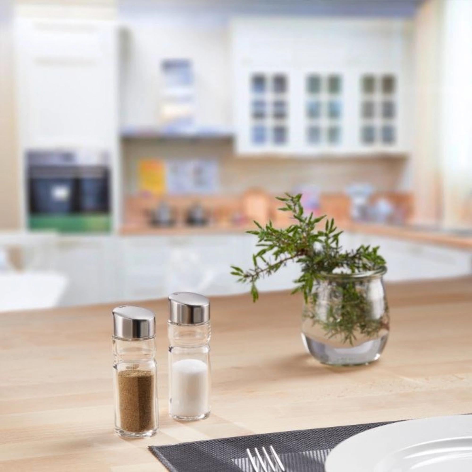 Der Universalstreuer Wien von Westmark dosiert Zucker, Mehl oder Gewürze präzise und ist ein praktisches Küchenutensil.