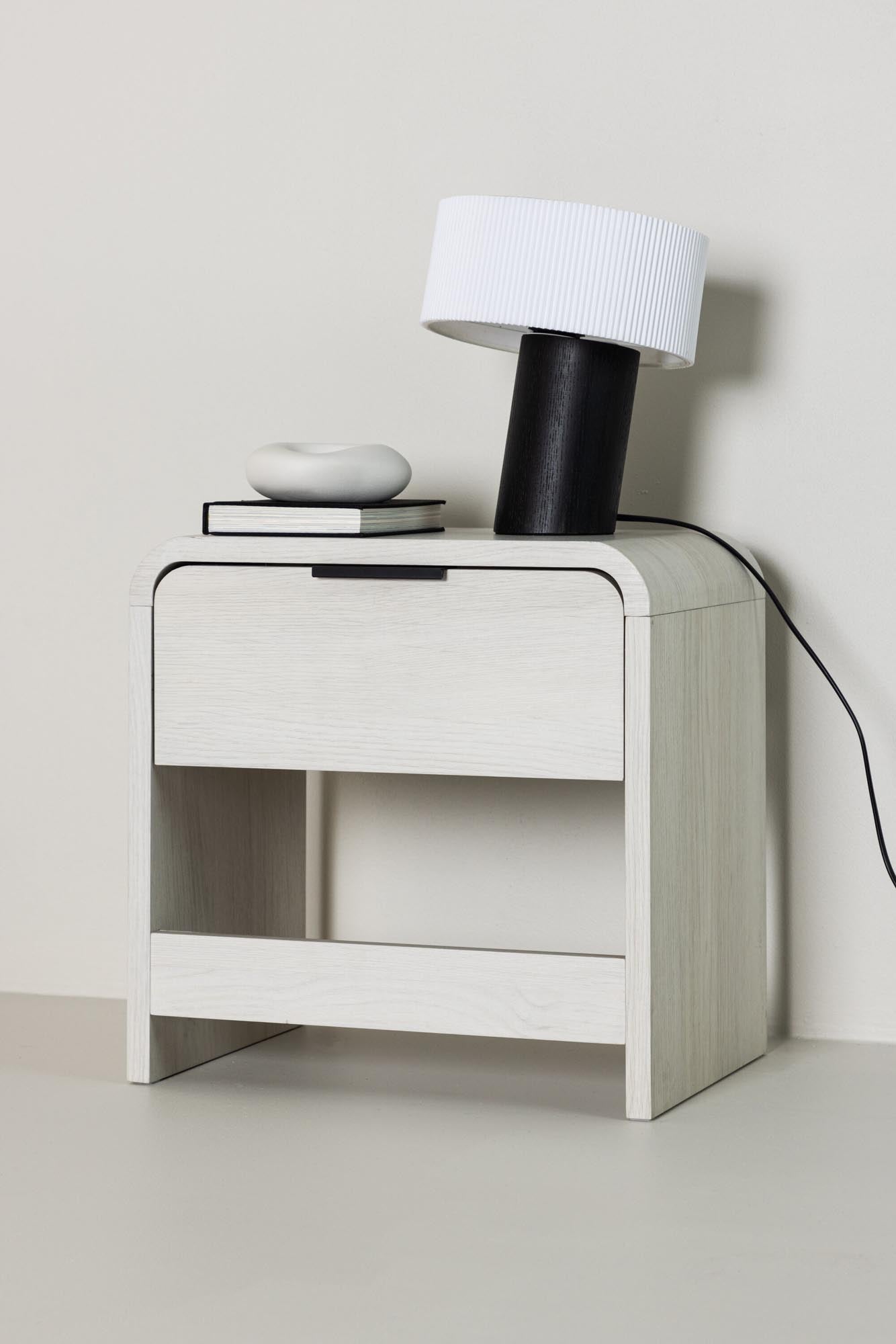 Lyngdal Beistelltisch von Venture Home: Eleganter, weiß pigmentierter MDF-Tisch mit praktischer Schublade für stilvolle Ordnung.