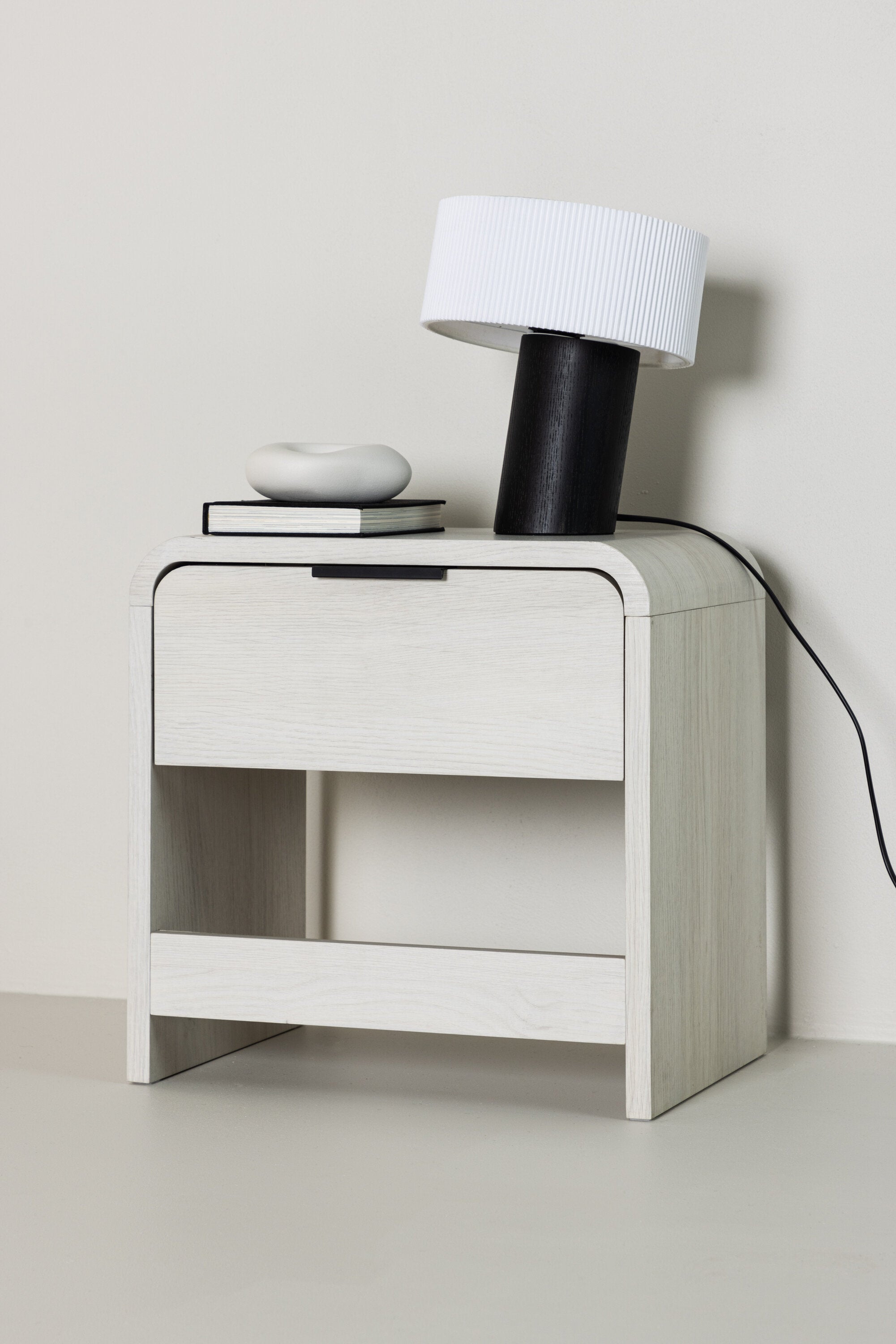 Lyngdal Beistelltisch in Tünchen präsentiert im Onlineshop von KAQTU Design AG. Beistelltisch ist von Venture Home