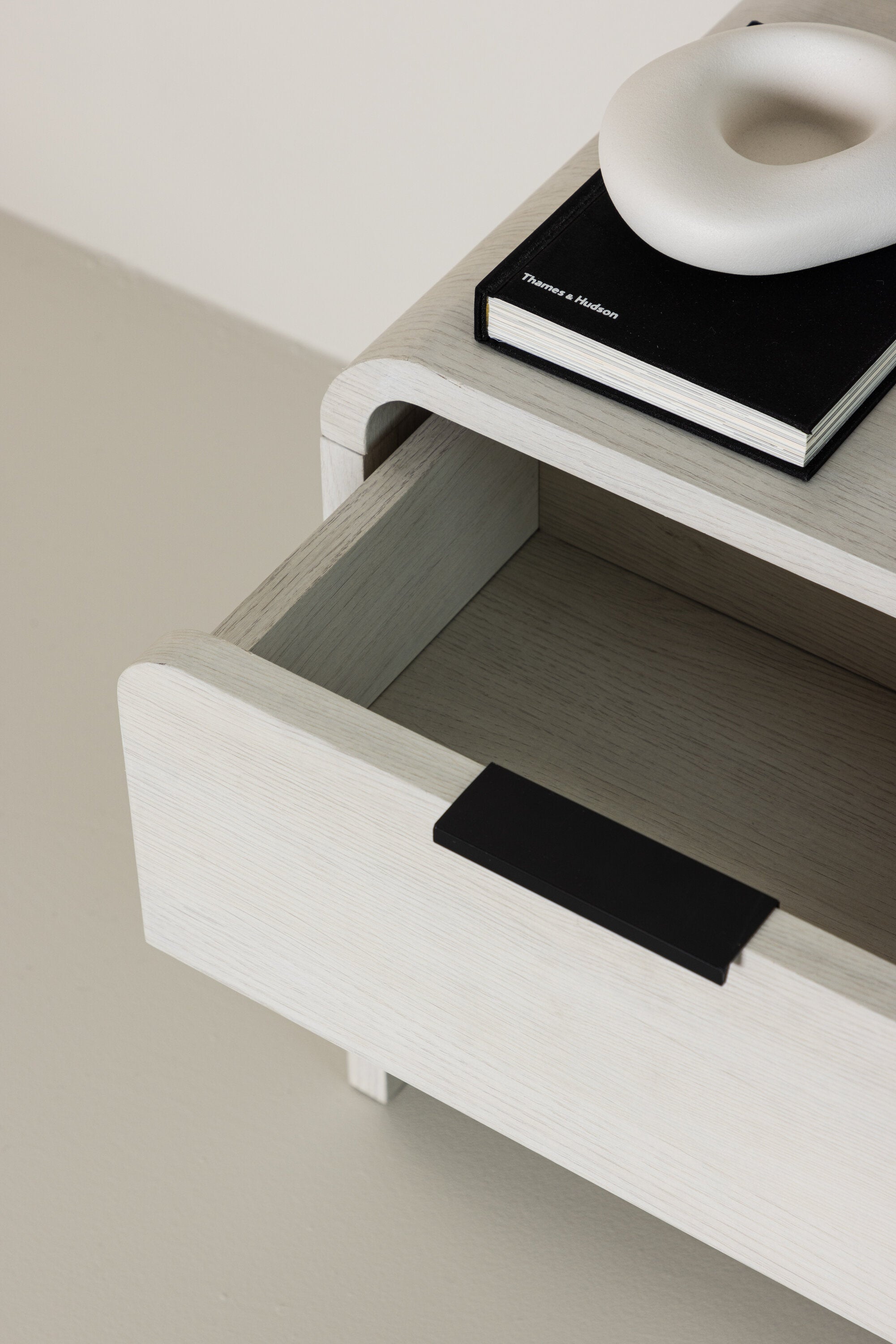 Lyngdal Beistelltisch in Tünchen präsentiert im Onlineshop von KAQTU Design AG. Beistelltisch ist von Venture Home
