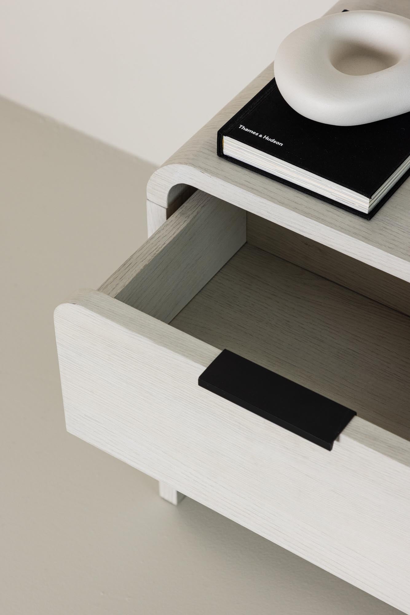 Eleganter Lyngdal Tisch: Skandinavisches Design für Ihr Zuhause.