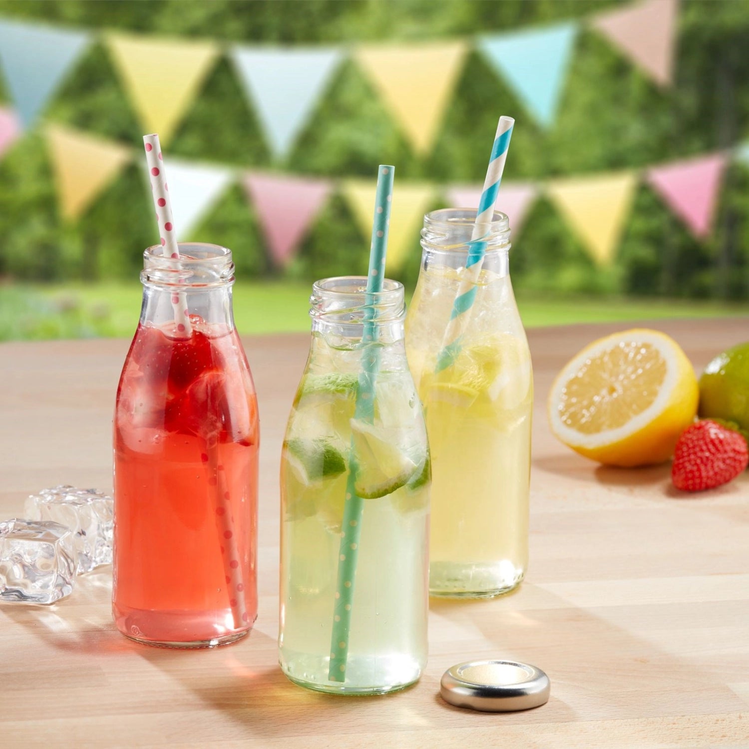 Praktische 250ml Flasche von Westmark für Milch, Saft und Smoothies. Rundes Design mit Schraubverschluss, perfekt für unterwegs.
