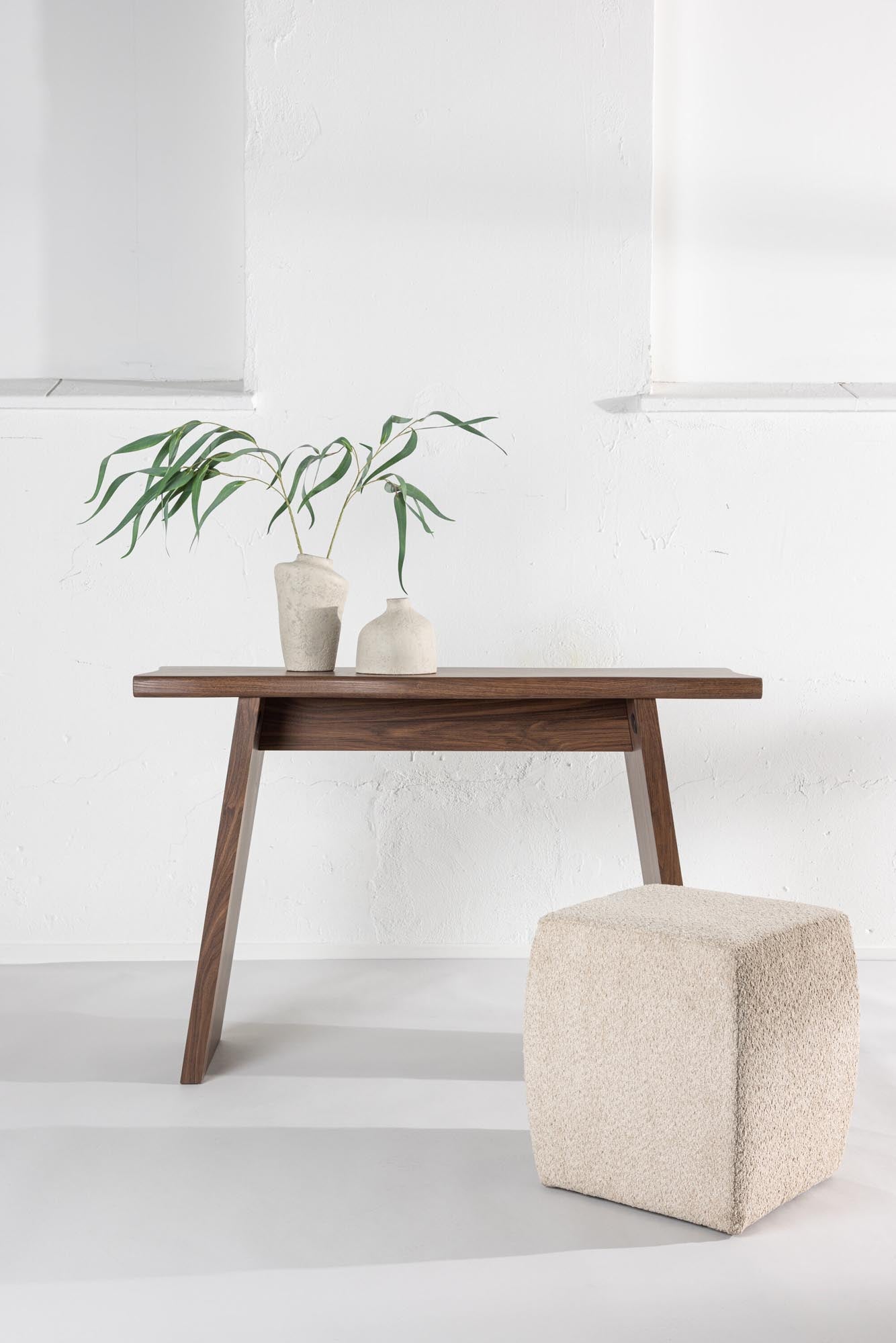 Erleben Sie den stilvollen Kirkenes Schreibtisch von Venture Home. Mit seiner einzigartigen Form und robustem MDF ist er perfekt für jeden Arbeitsbereich.