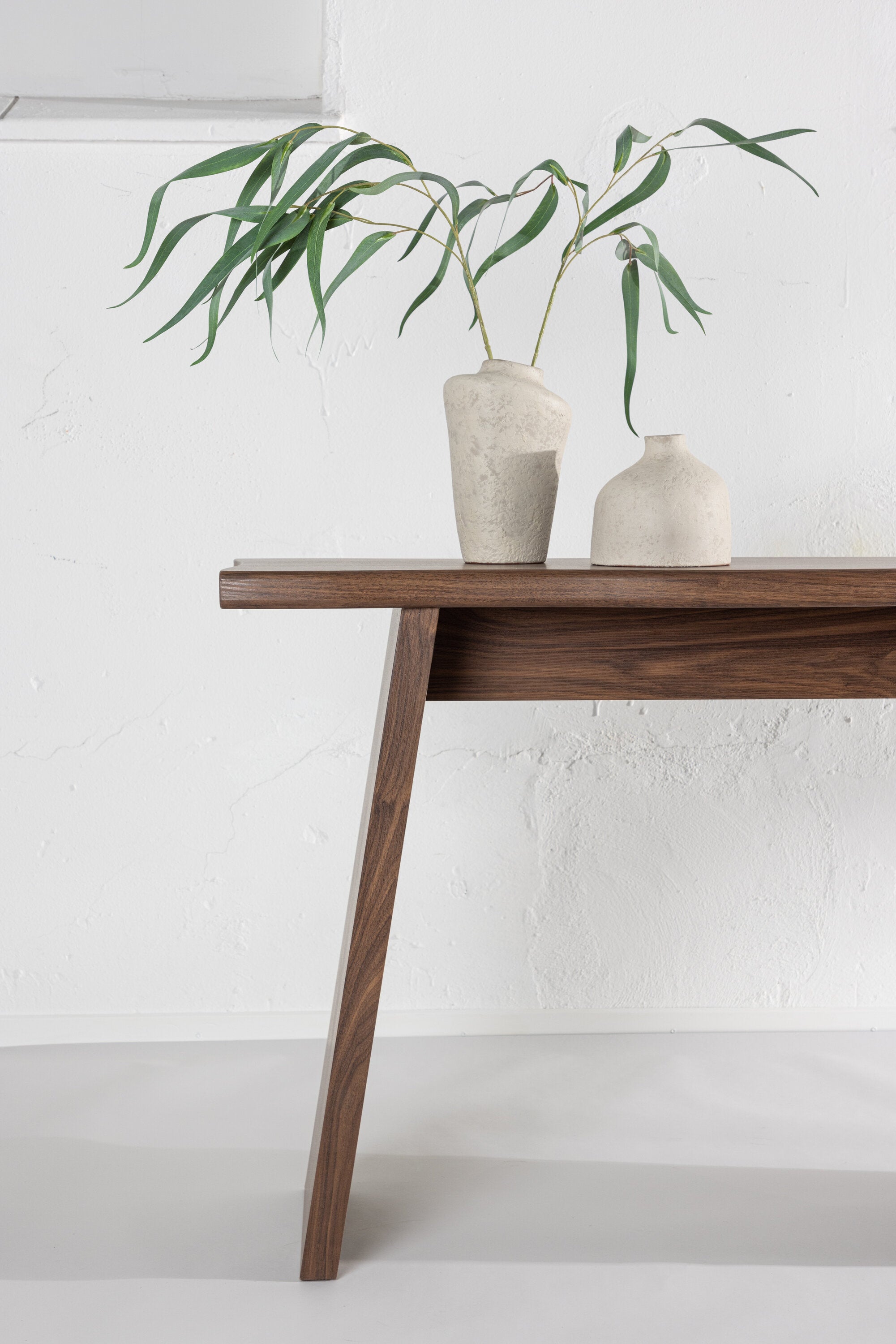 Kirkenes Schreibtisch in Nussbaum präsentiert im Onlineshop von KAQTU Design AG. Schreibtisch ist von Venture Home