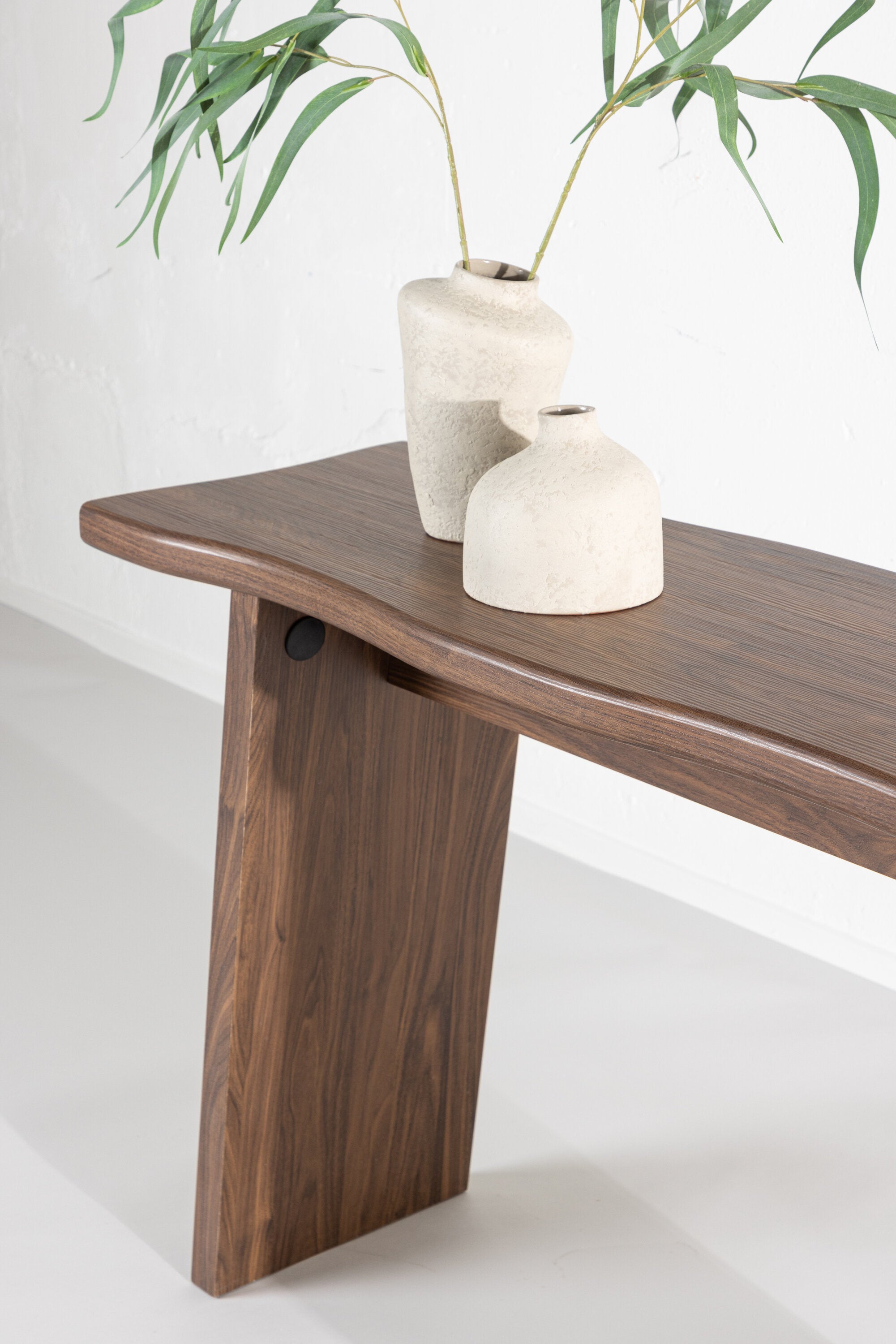 Kirkenes Schreibtisch in Nussbaum präsentiert im Onlineshop von KAQTU Design AG. Schreibtisch ist von Venture Home