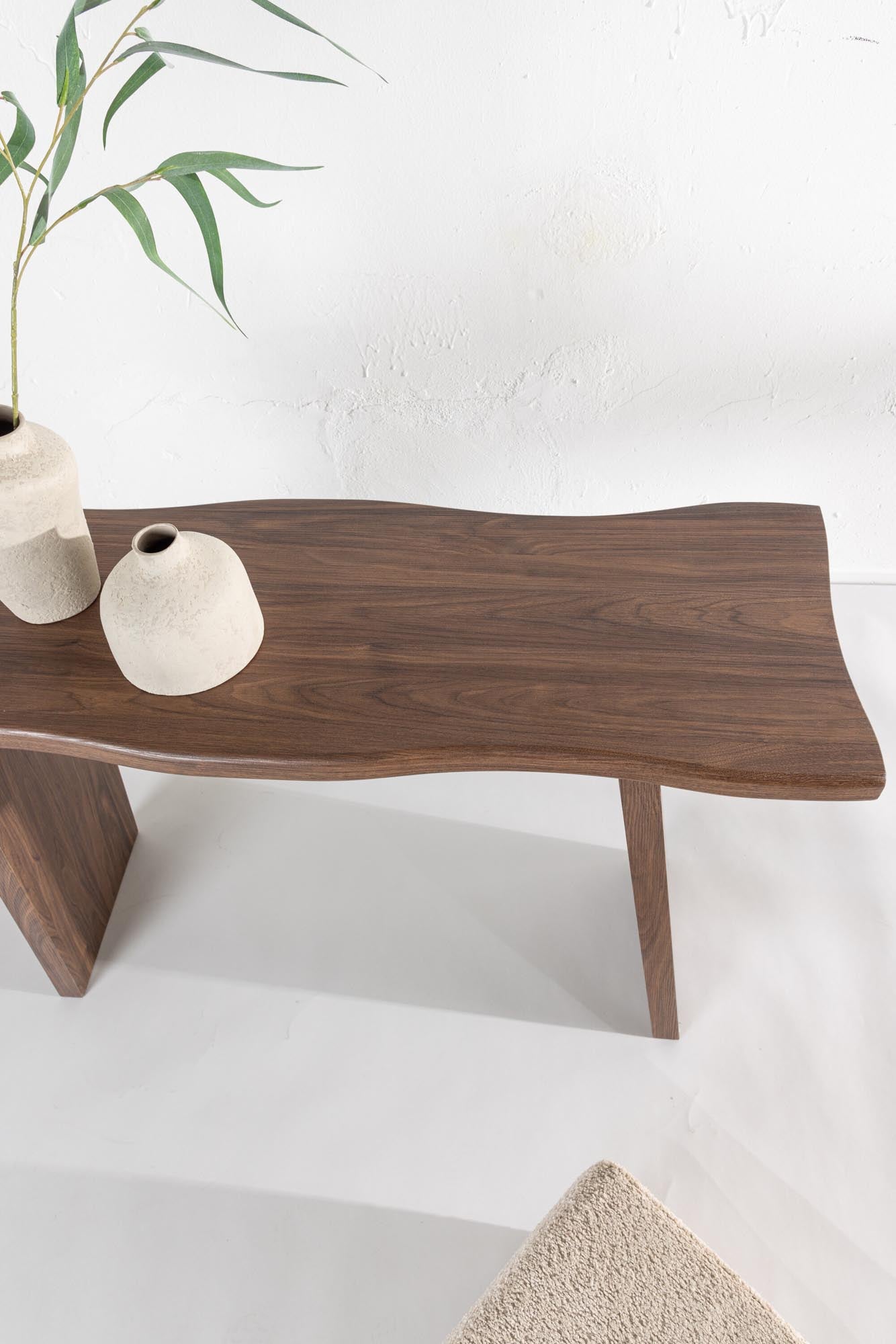 Stilvoller Kirkenes Schreibtisch von Venture Home, ideal für Home Office und kreative Projekte. Hochwertiges MDF und einzigartige Form.