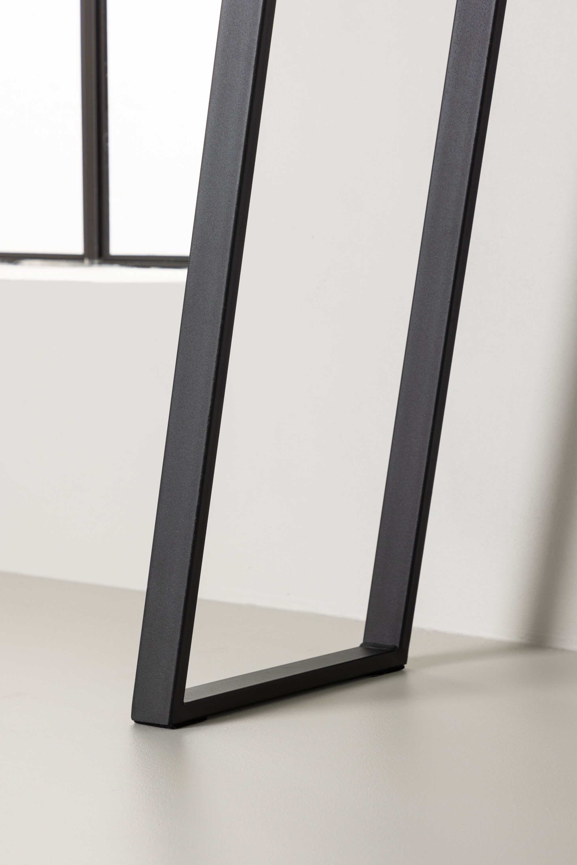 Horten Schreibtisch in Schwarz präsentiert im Onlineshop von KAQTU Design AG. Beistelltisch ist von Venture Home