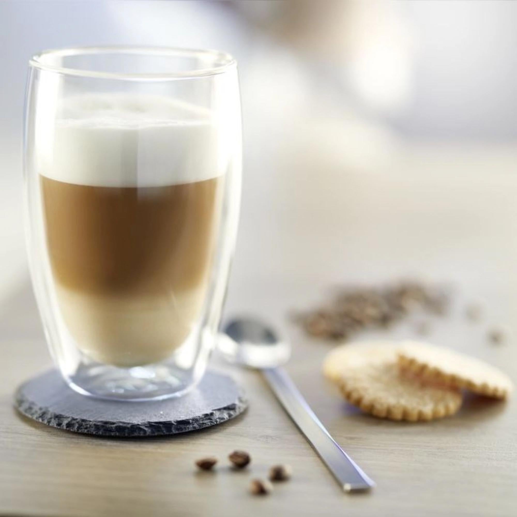 Set aus 4 runden Naturschiefer-Untersetzern (Ø 10 cm) von Westmark, schützt Oberflächen und verleiht Ihrem Tisch eine elegante Note.