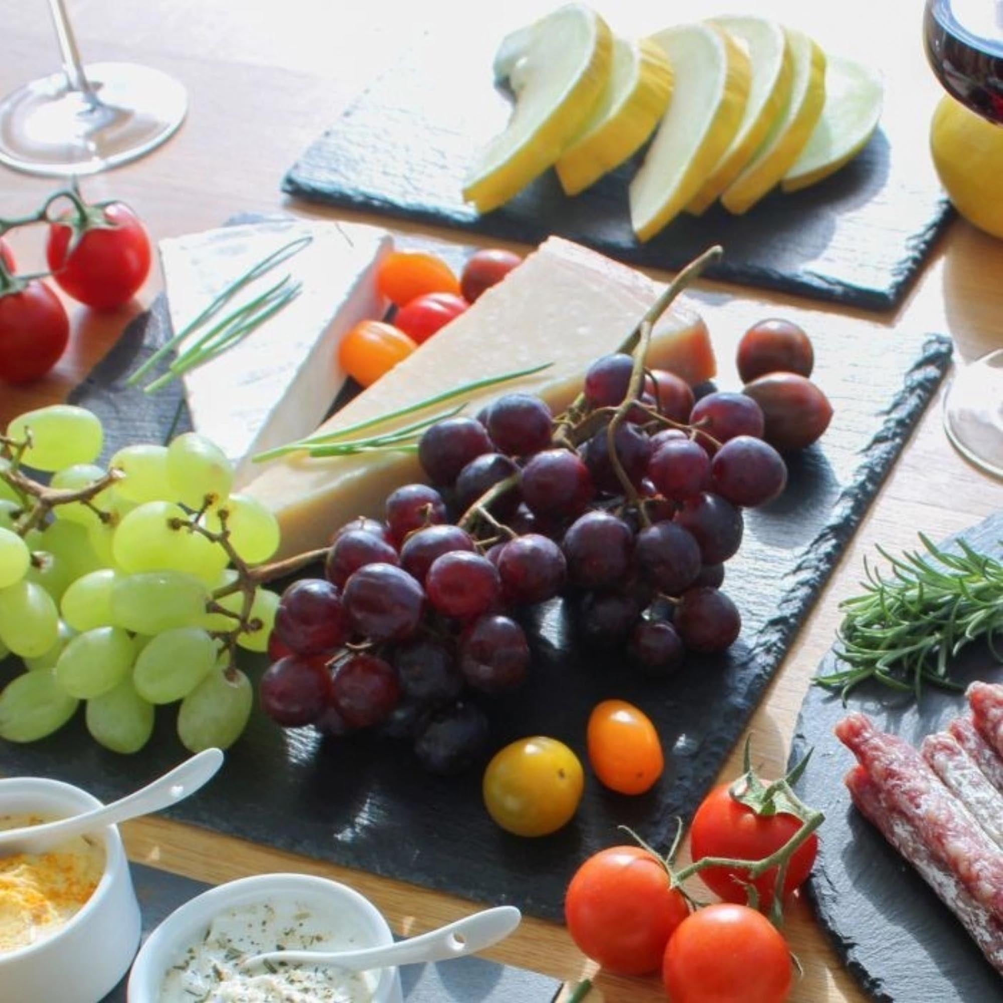 Elegante Naturschieferplatte 30x30cm, ideal für Tapas und Snacks. Robust, hochwertig und vielseitig einsetzbar.