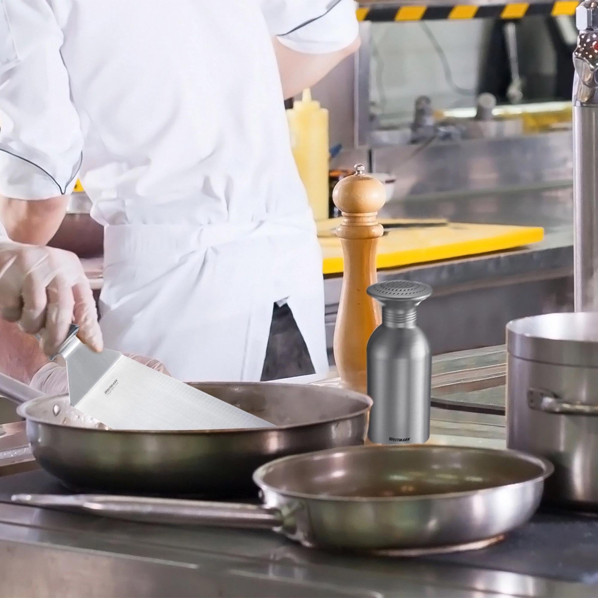 Robuster 650ml Salzstreuer aus Aluminium mit Omega-Deckel, perfekt für die Gastronomie, langlebig und funktional, von Westmark.