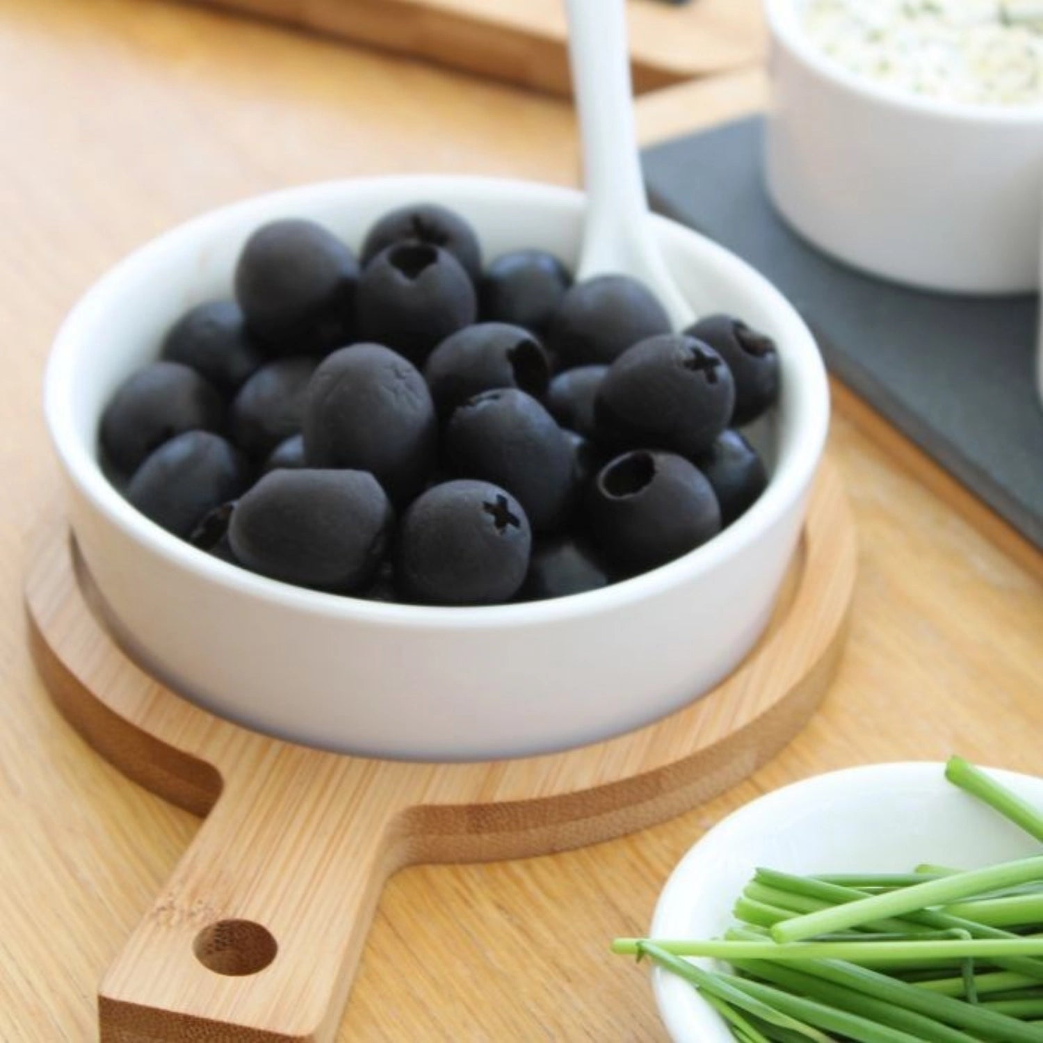 Elegantes Keramikschälchen "Tapas u. Friends" auf Bambus, D11cm, ideal für Aperitifs und Snacks, perfekt für gesellige Abende.