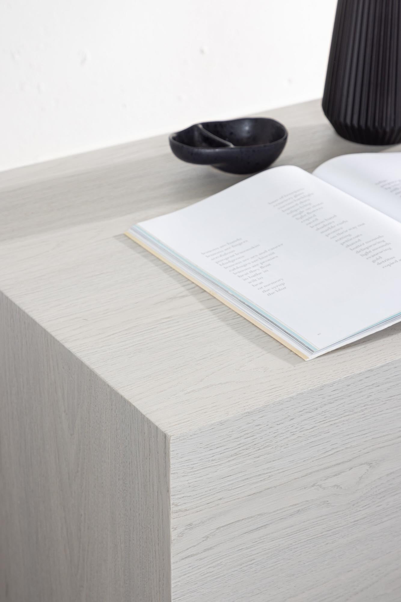 Entdecken Sie den York Coffee Tisch Low von Venture Home: Ein eleganter, kompakter Beistelltisch, perfekt für jedes Zuhause. Hochwertig und vielseitig einsetzbar.