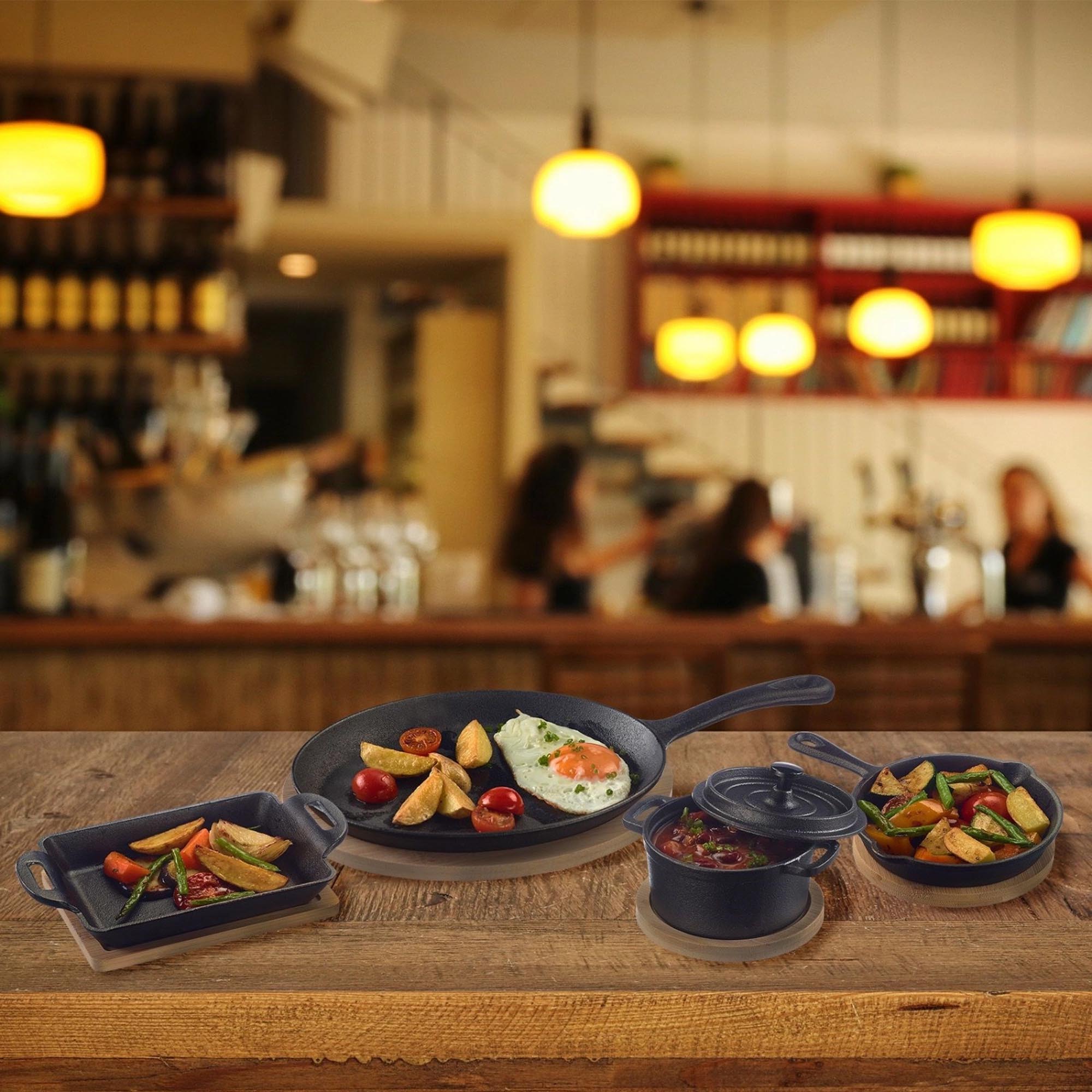 Kompakter 250ml Gusseisentopf mit Deckel von Westmark, ideal für Tapas und kleine Gerichte, robust, hochwertig und vielseitig einsetzbar.