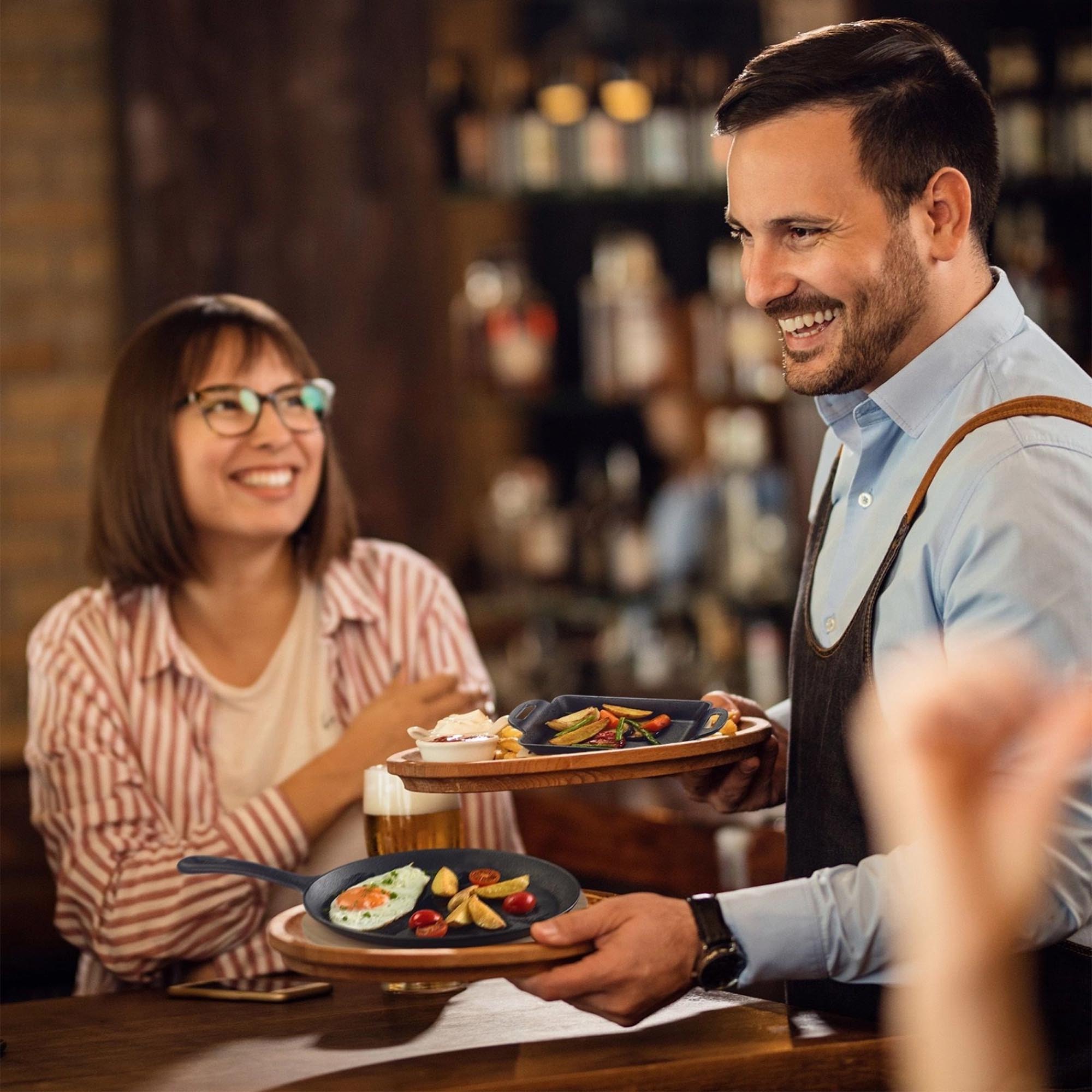 Hochwertige gusseiserne Schale von Westmark, ideal für Tapas, 300ml Fassungsvermögen, robust und elegant für den gedeckten Tisch.