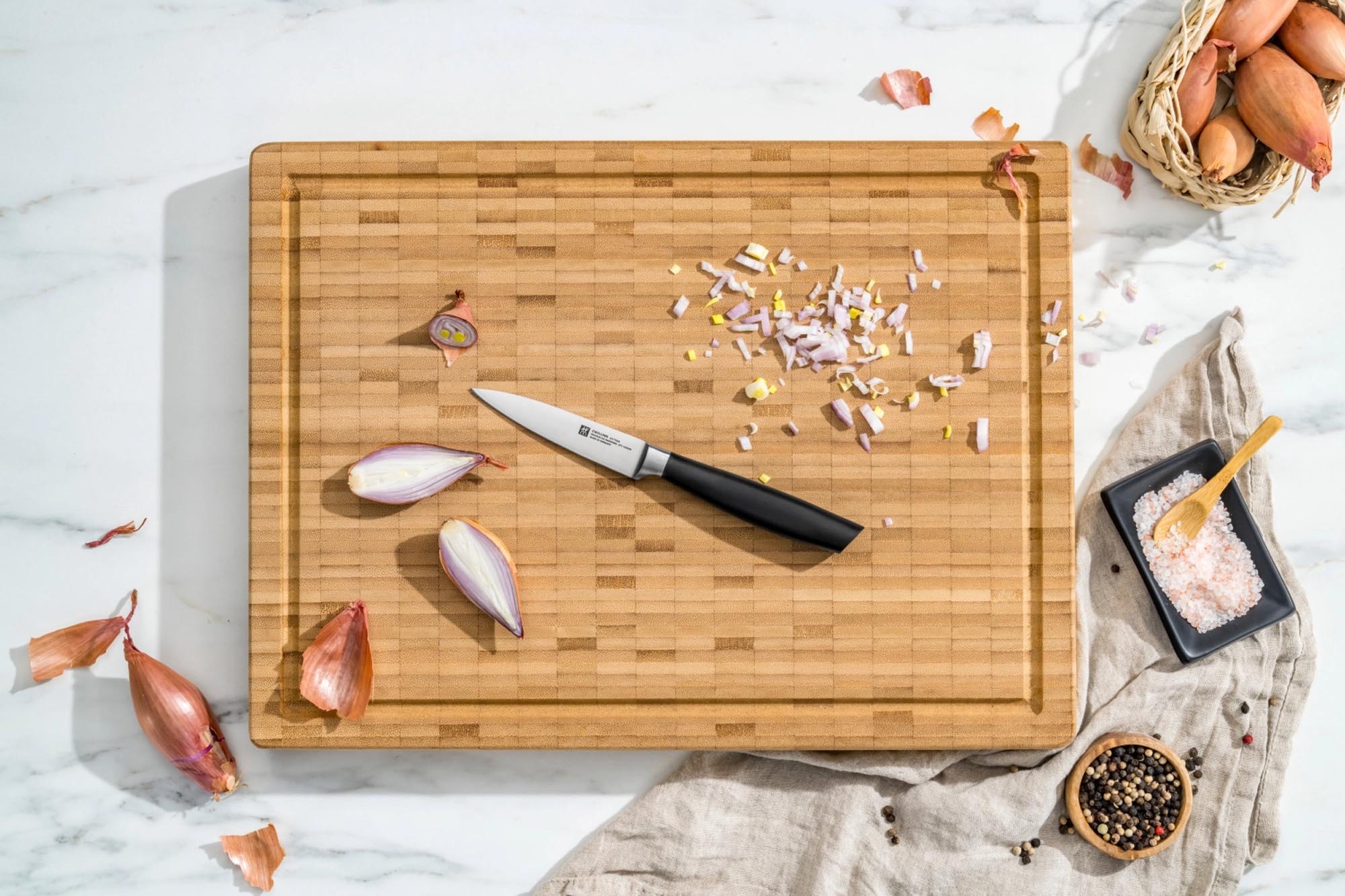 Das Zwilling All Star Gemüsemesser in Chrom-Silber bietet exzellente Schneidpräzision, hochwertige Verarbeitung und stilvolles Design.