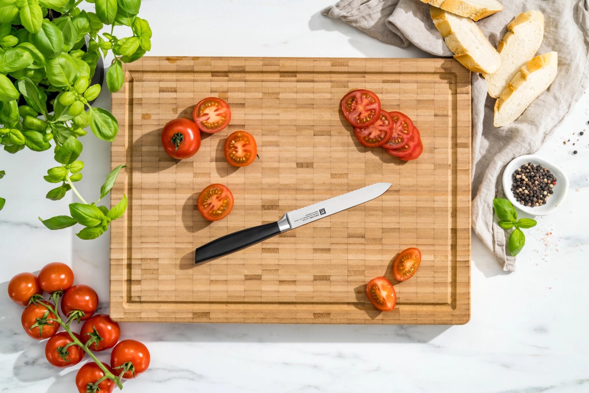 Das All Star Universalmesser 130 von Zwilling in Chrom-Silber bietet präzise Schneidleistung und modernes Design für Ihre Küche.