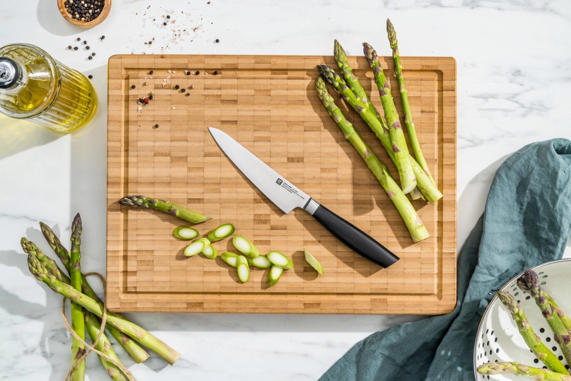 Das Zwilling All Star Kochmesser 140 in Chrome-Silber bietet exzellente Schneidleistung, modernes Design und hochwertige Verarbeitung.