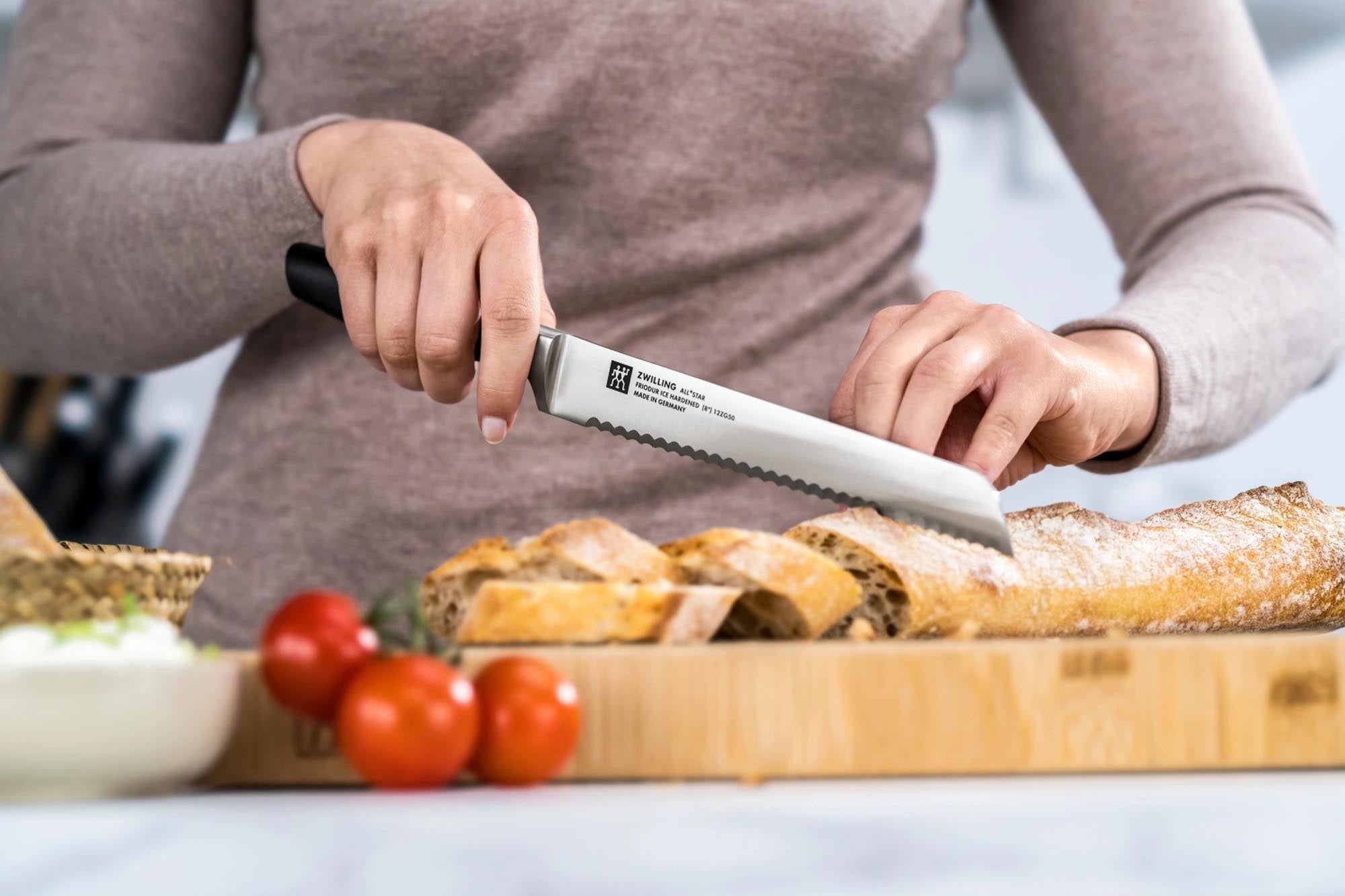 Das Zwilling All Star Brotmesser 200 in Chrome-Silber bietet eine präzise Klinge und ein elegantes, ergonomisches Design.