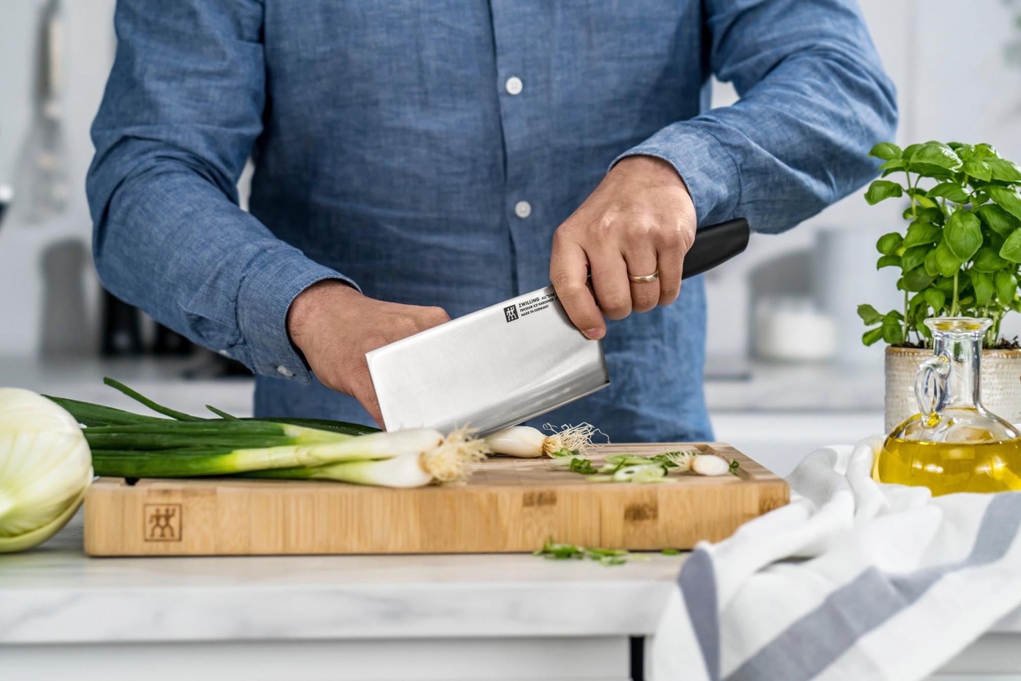 Das All Star Chin. Kochmesser 180 von Zwilling überzeugt mit scharfer Klinge und ergonomischem Griff für präzises Schneiden.