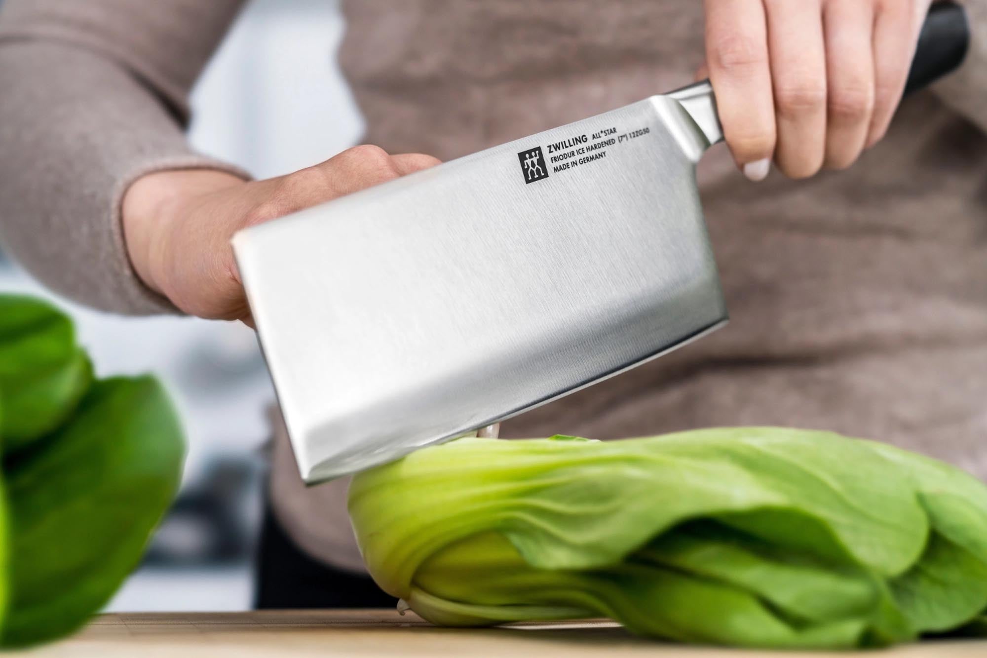 Das Zwilling All Star Chin. Kochmesser 180 bietet eine scharfe Klinge und ergonomisches Design für exaktes und komfortables Schneiden.