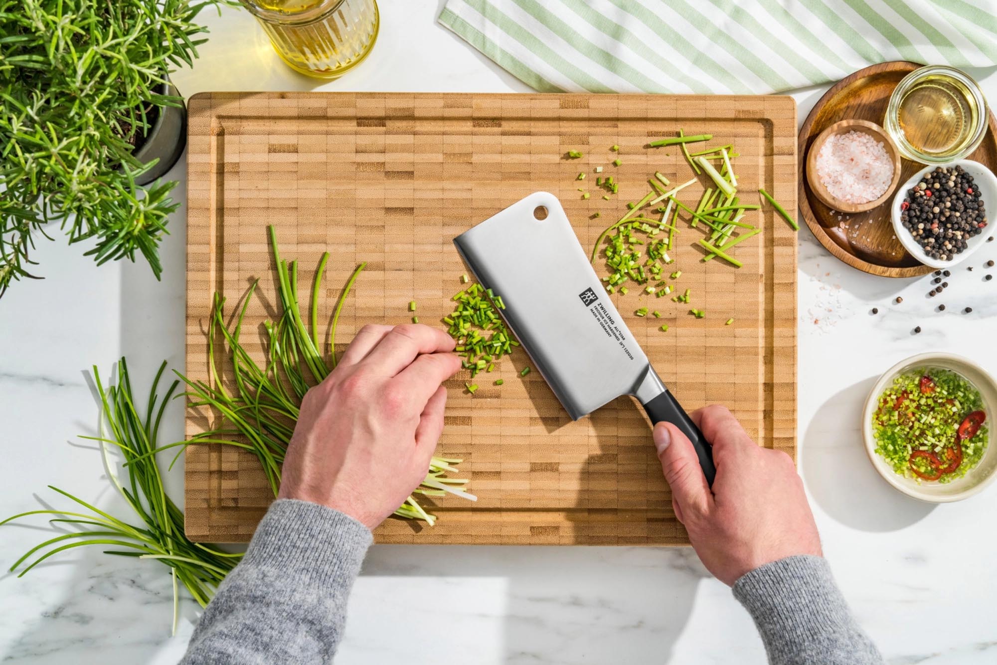 Das Zwilling All Star Hackmesser 150 mm bietet präzises Hacken und Schneiden, ideal für vielseitige Küchenaufgaben.