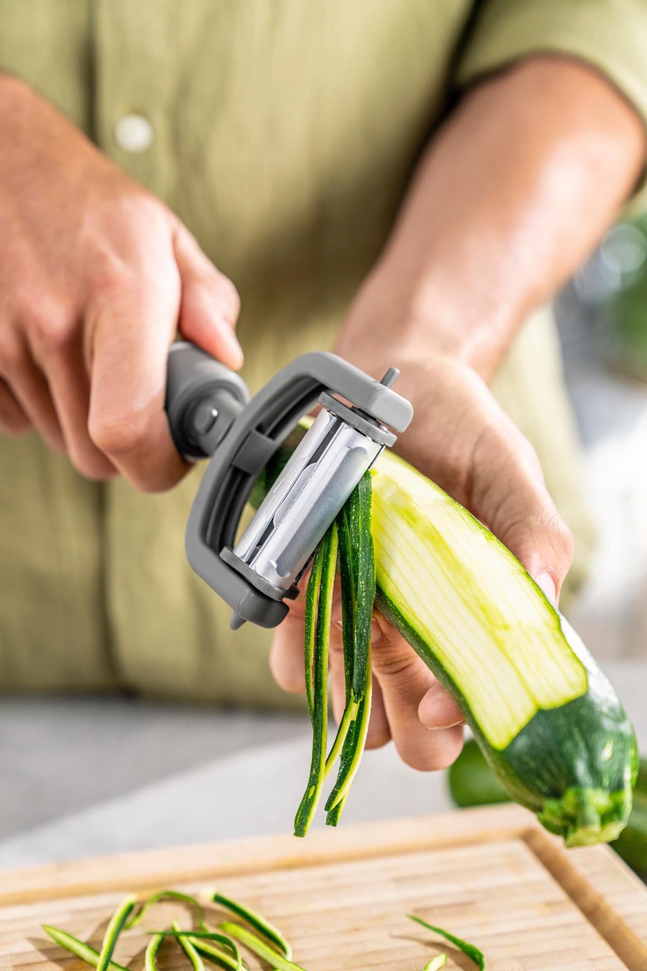 Der Zwilling Z-Cut 5-in-1 Schäler vereint Funktionalität und Design, ideal für Schälen, Schneiden und kreative Küchenaufgaben.