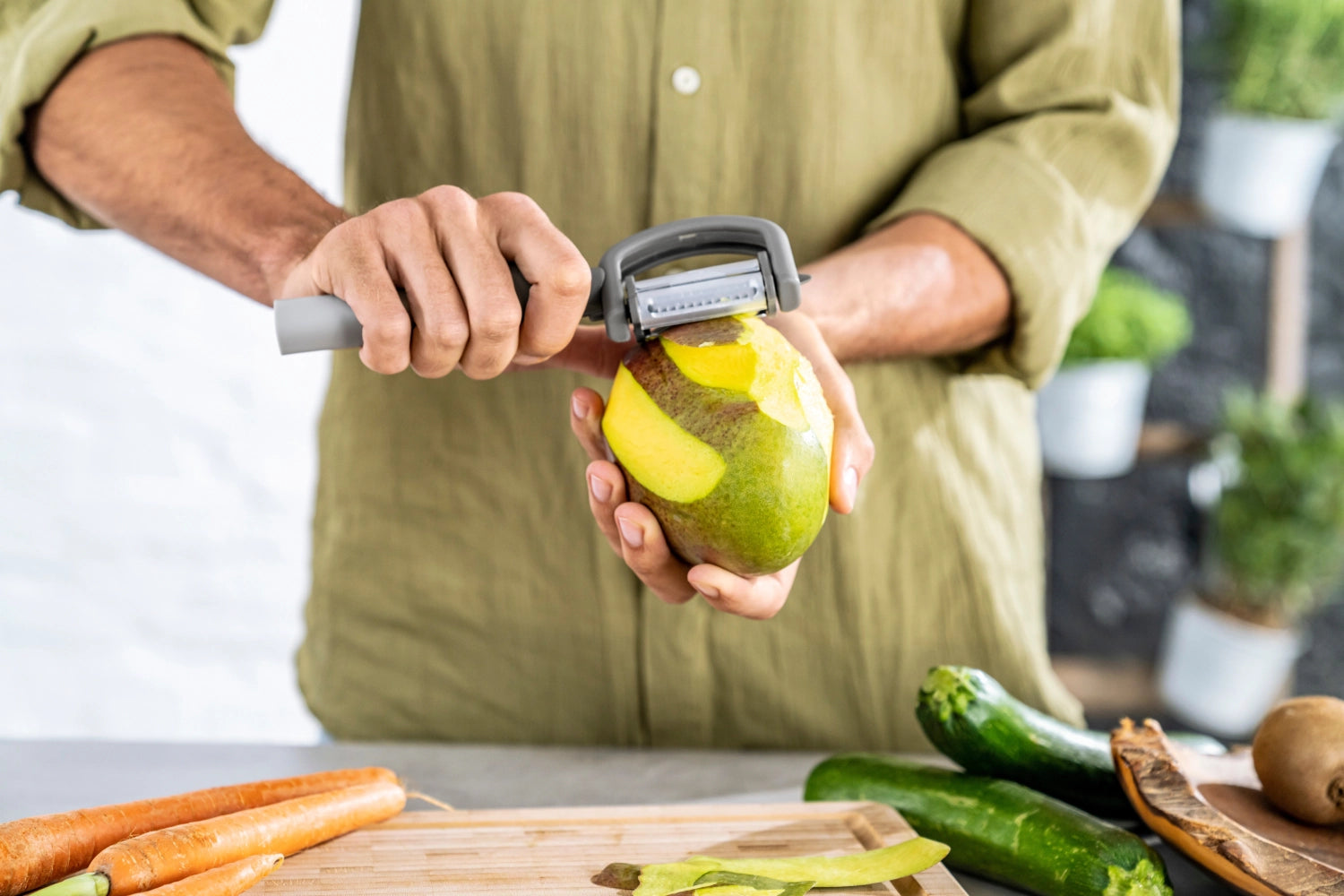 Der Zwilling Z-Cut 5-in-1 Schäler ist ein multifunktionales Küchengerät, das Schälen, Schneiden und Entkernen in einem vereint.