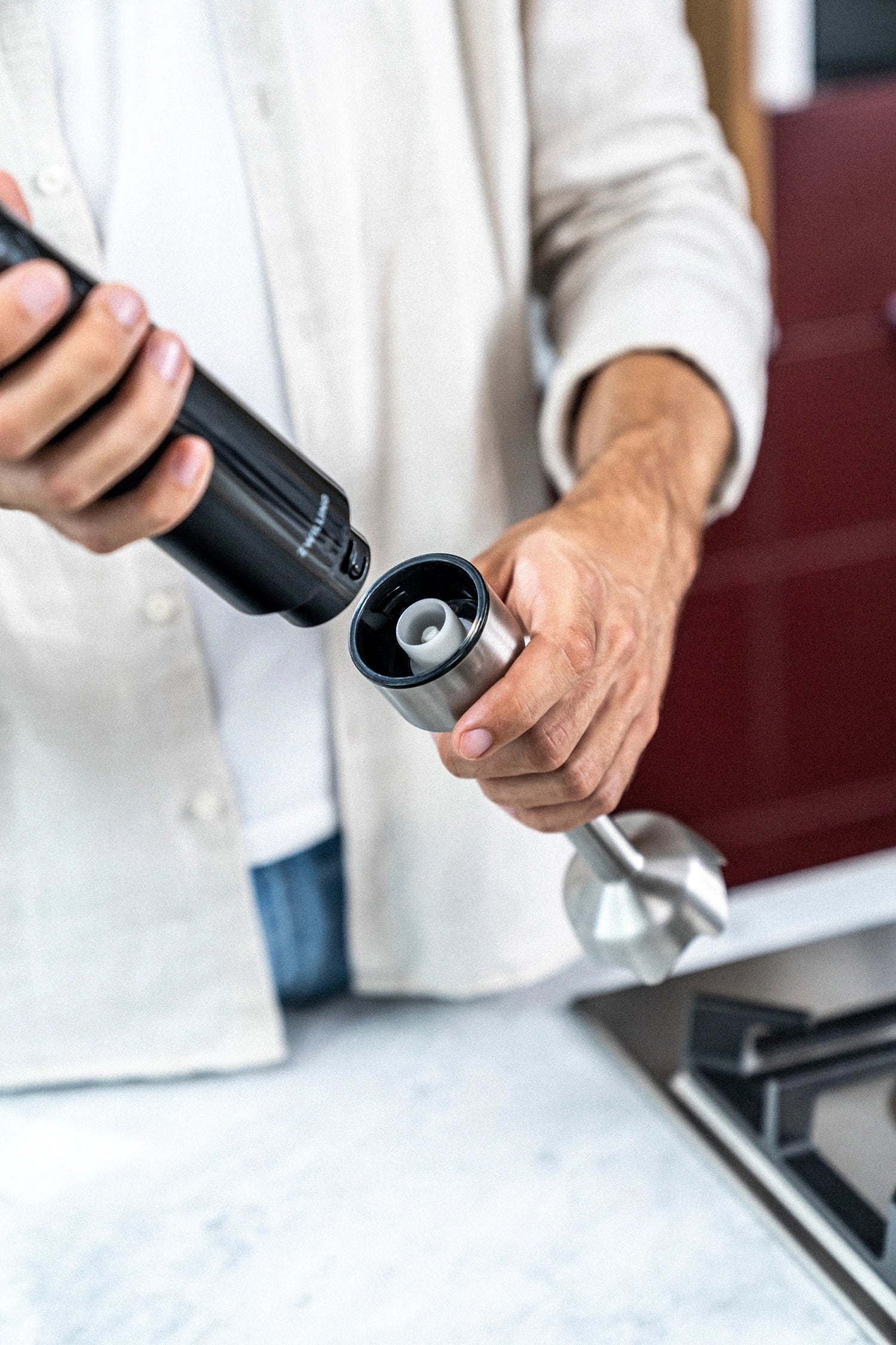 Der Zwilling Enfinigy Stabmixer mit Becher und Vakuumdeckel bietet stilvolles Design und hohe Leistung für müheloses Mixen und Pürieren.