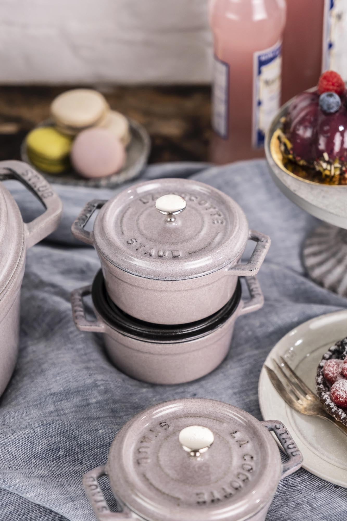 Entdecken Sie die elegante Mini Cocotte von Staub (0.25l) – perfekt für kleine Portionen, die stilvoll serviert werden. Robust und vielseitig!