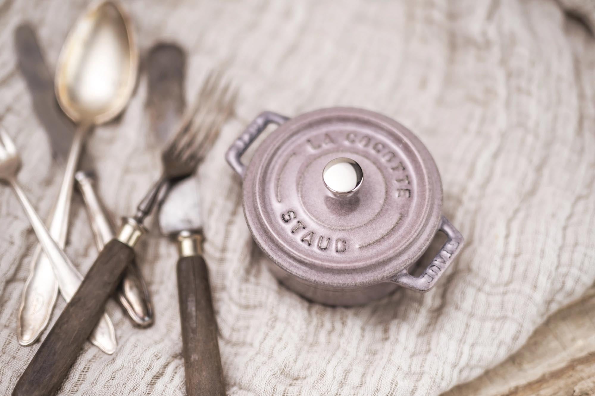 Die runde Mini Cocotte (0.25l) von Staub ist perfekt für kleine Portionen. Hergestellt aus Gusseisen, bietet sie exzellente Wärmeverteilung und ist ein stilvoller Blickfang.