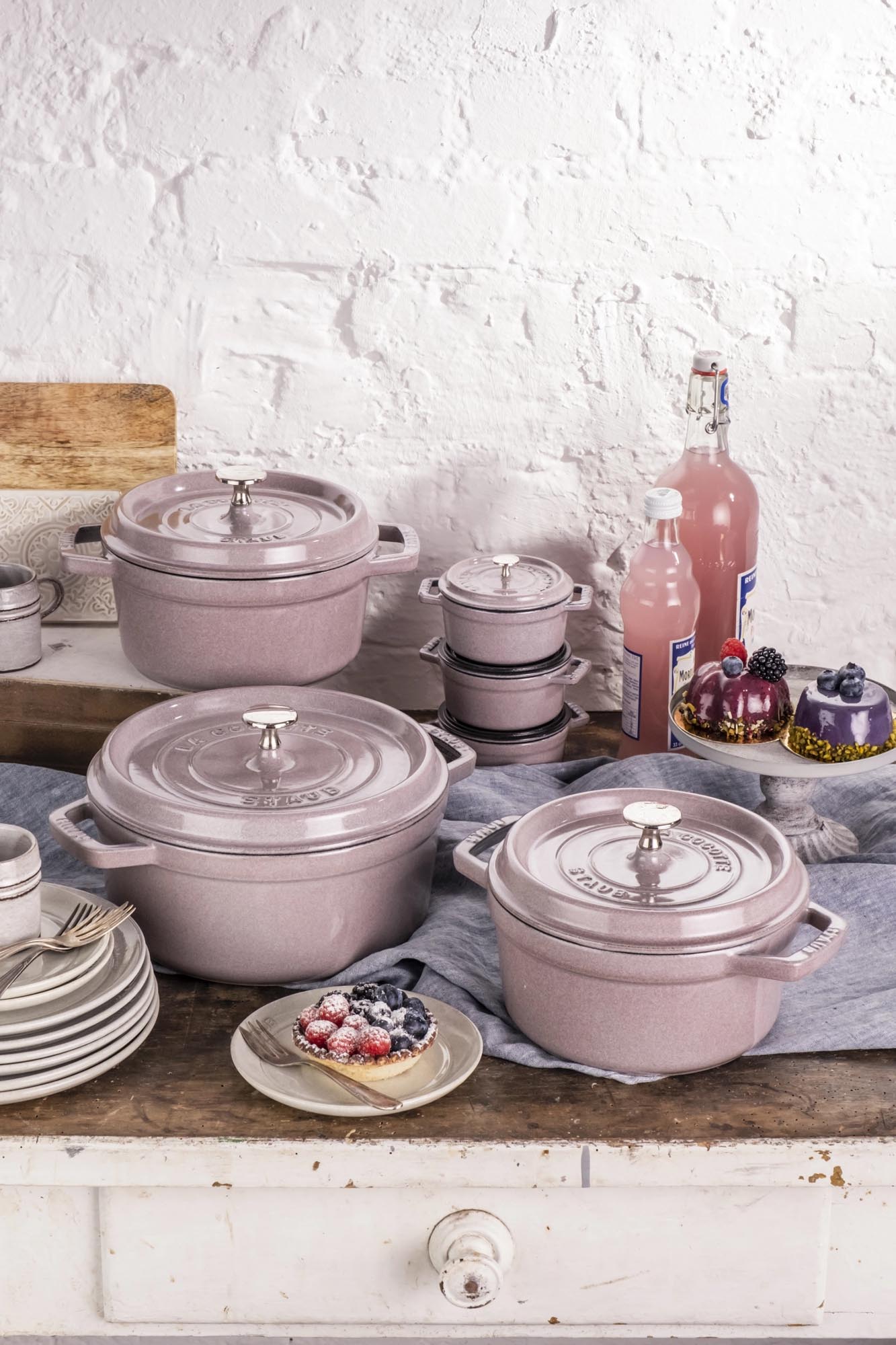 Die Staub Cocotte 20 cm in Kirschblüte aus Gusseisen (2.2l) bietet exzellente Wärmeleitung, ideal für Eintöpfe und Schmorgerichte.