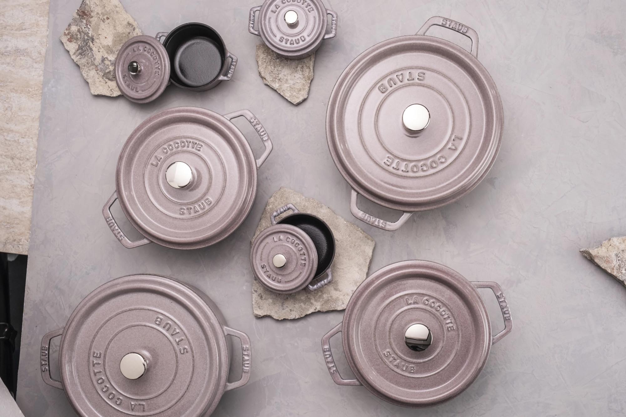 Die Staub Cocotte 20 cm in Kirschblüte vereint elegantes Design mit hochwertigem Gusseisen für perfekte Kochresultate und einfache Reinigung.