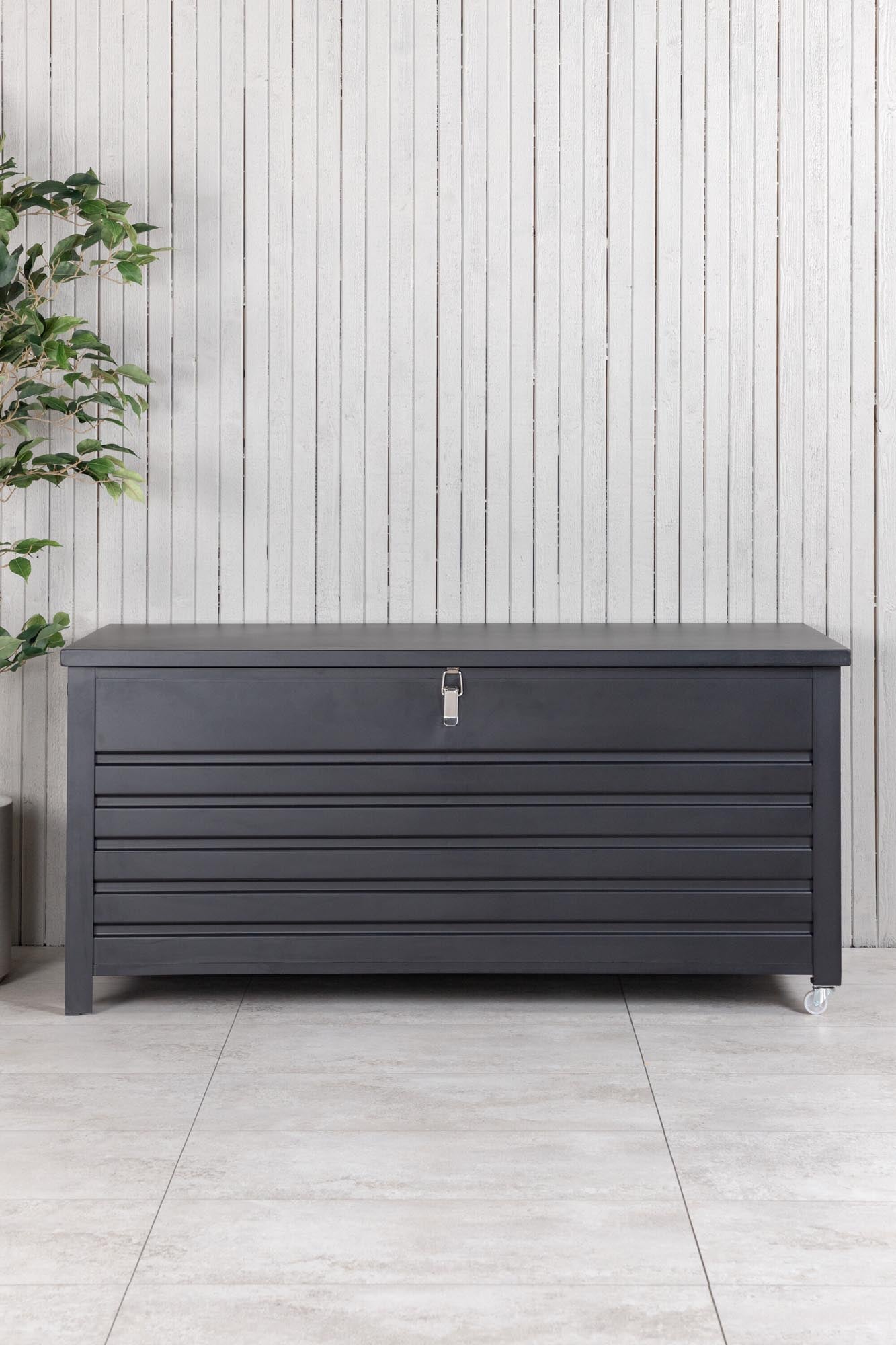 Die Elsa Kissenbox von Venture Home: Elegante, wetterfeste Aluminium-Aufbewahrung für stilvolle und sichere Kissenlagerung im Freien.