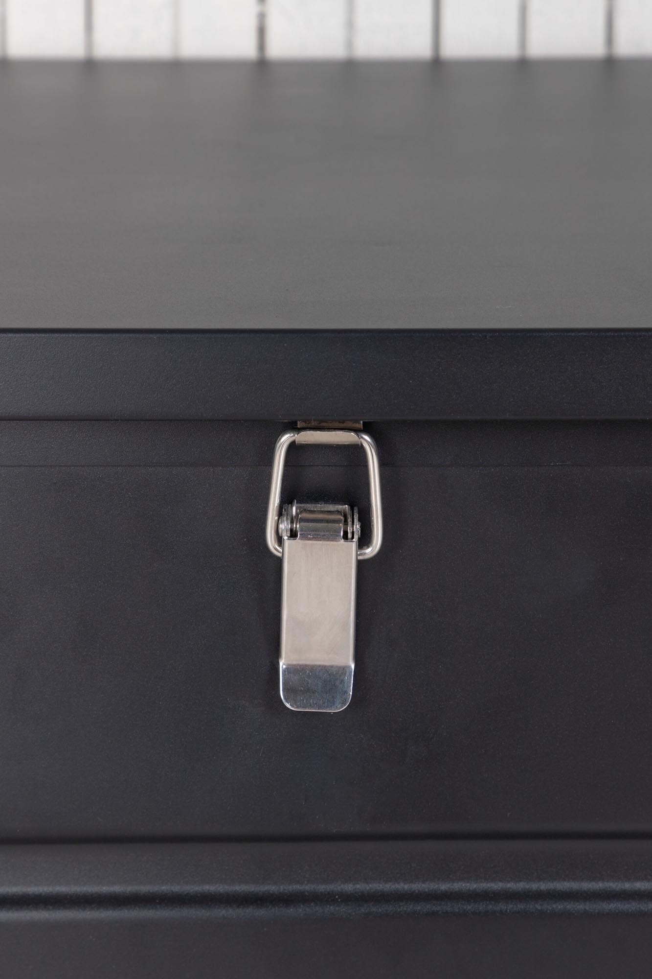 Elsa Kissenbox in Black präsentiert im Onlineshop von KAQTU Design AG. Outdoor Zubehör ist von Venture Home