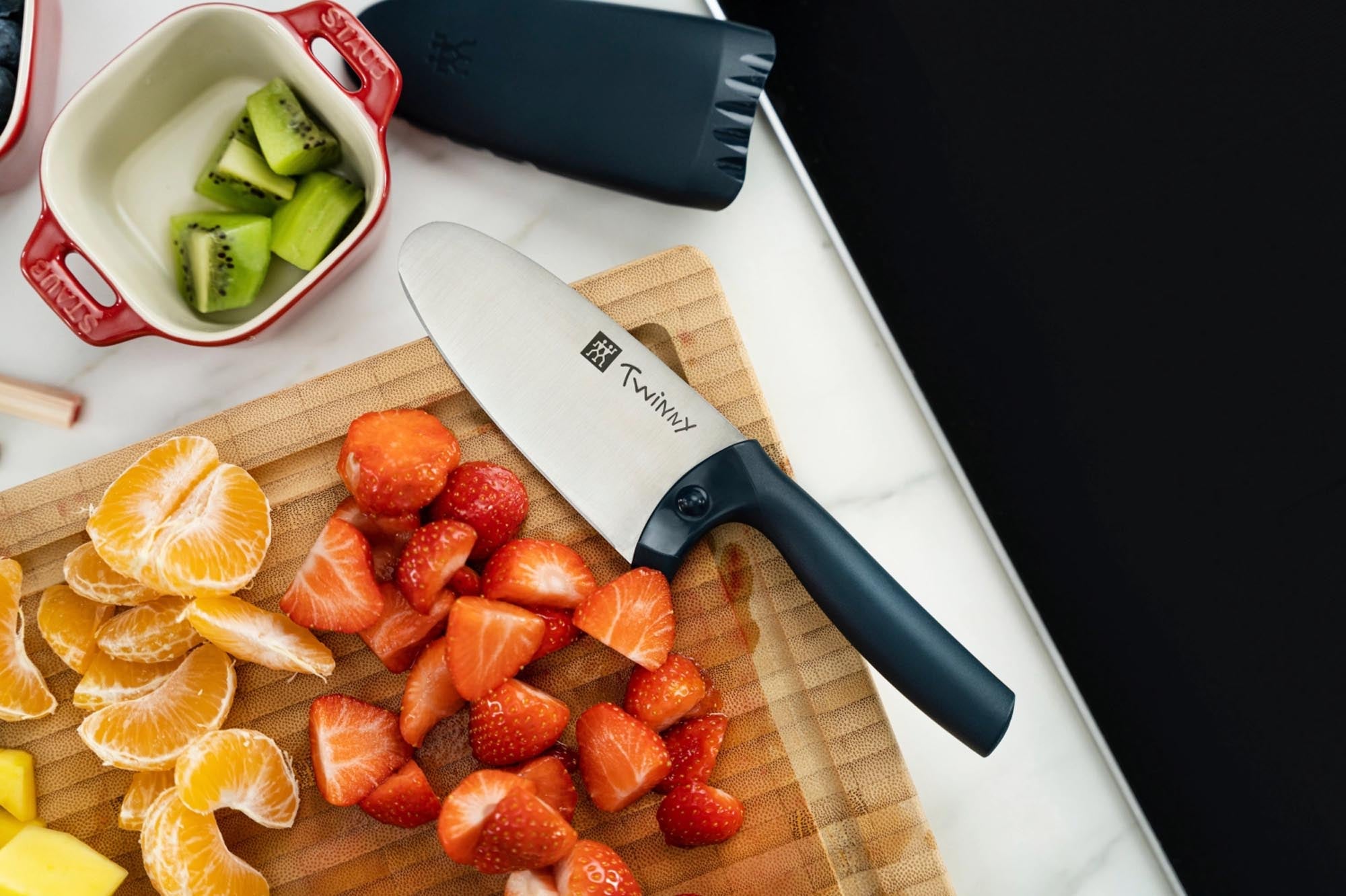 Das Zwilling Twinny Kinderkochmesser 10 cm in Blau vereint Sicherheit und Ergonomie. Ideal für Kinder, um spielerisch Kochen zu lernen.