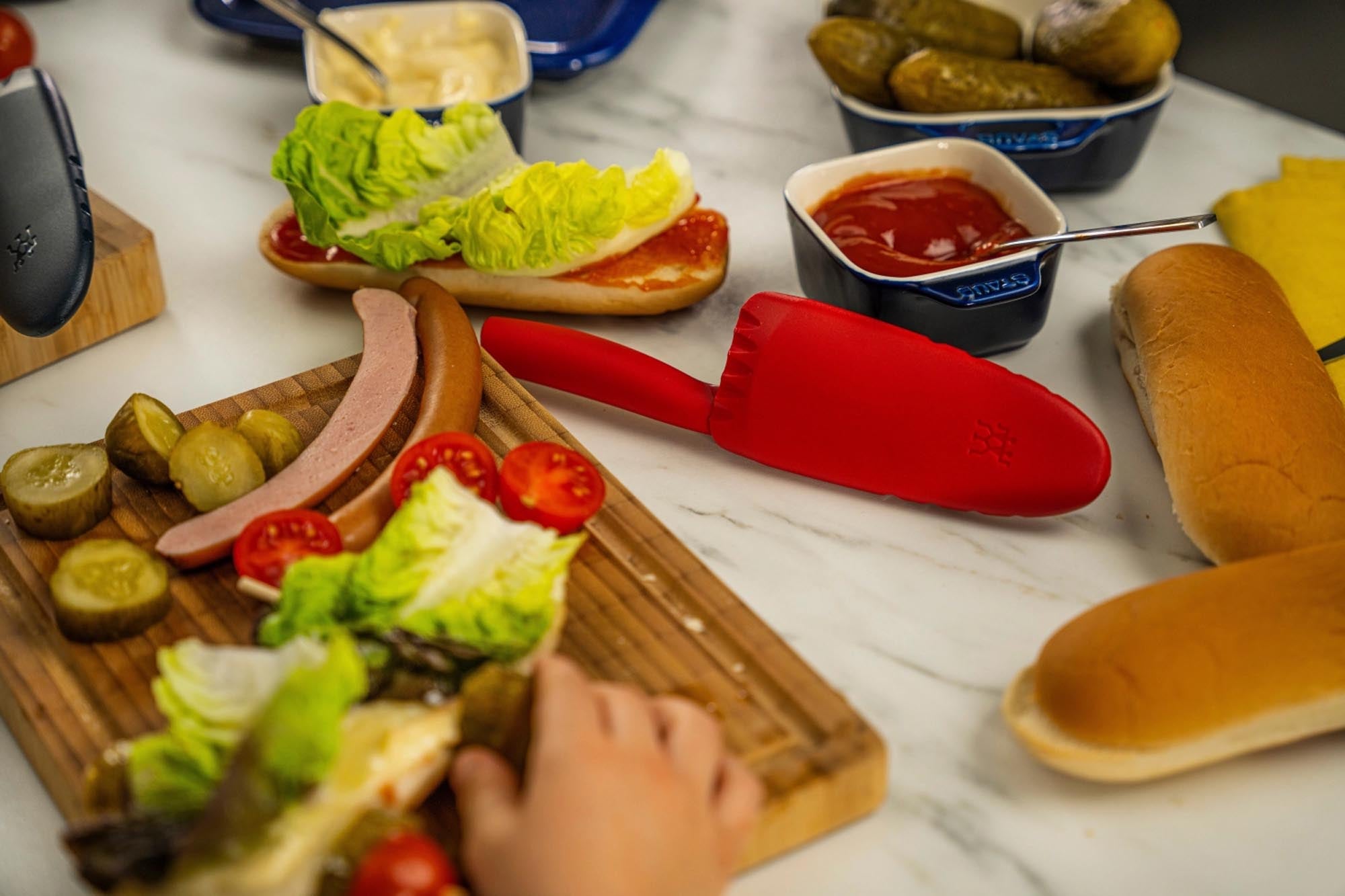 Das Zwilling Twinny Kinderkochmesser, 10 cm, in Rot, ist ideal für Kinder, um sicher und kreativ das Kochen zu entdecken.