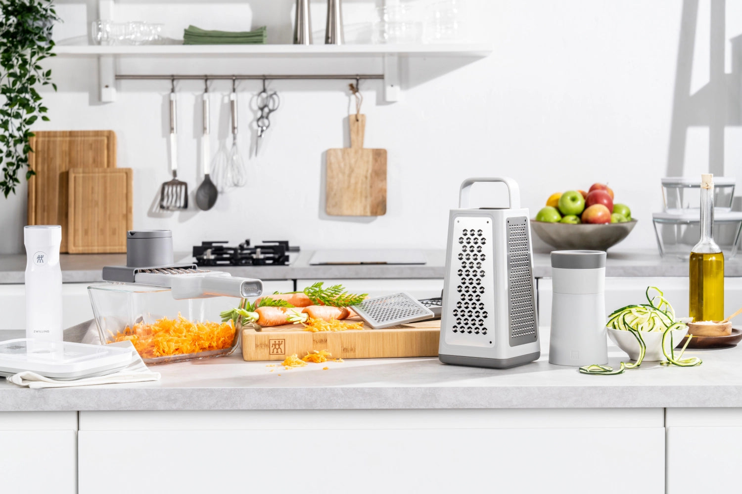 Zwilling Z-Cut Vierkantreibe 6-in-1 in Grau, kompakt und funktional, ideal zum Reiben und Raffeln von Lebensmitteln in der Küche.