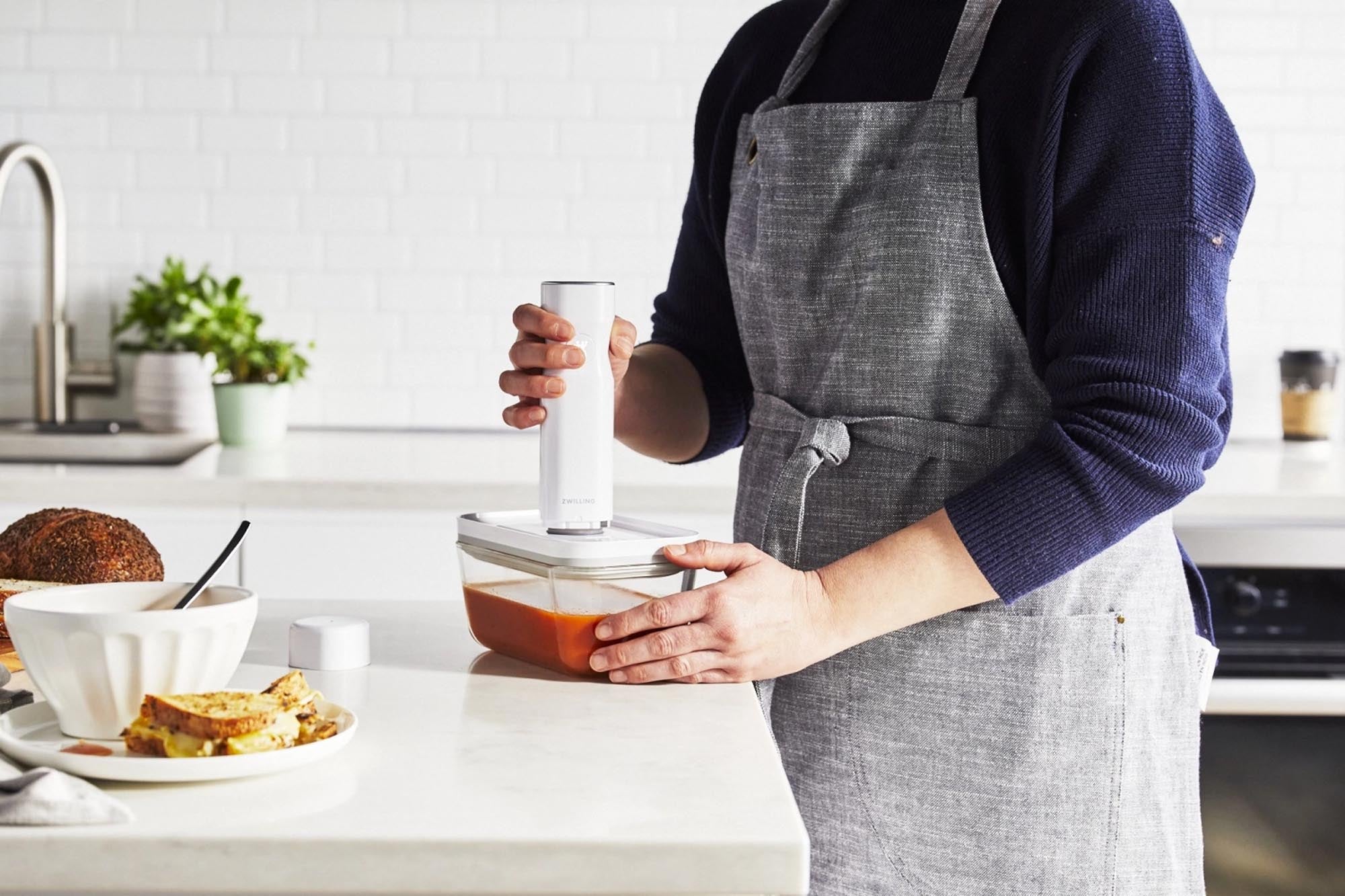 Kompakte Vakuumpumpe von Zwilling in elegantem Weiß, 5x5x19 cm, mit USB-Anschluss für frische Lebensmittel und stilvolle Aufbewahrung.