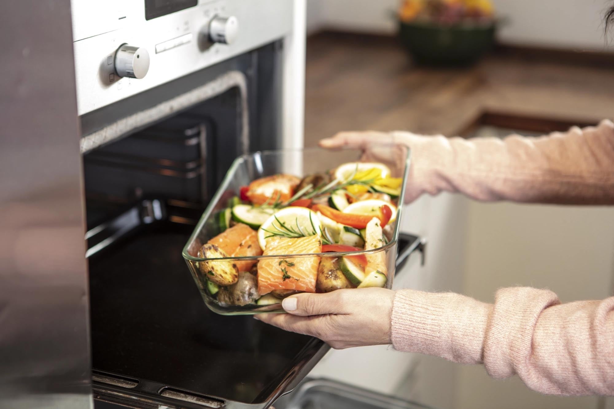 Die Zwilling Vakuum Gratinform aus Borosilikatglas (29,2x20x9,7 cm, 2,8L) bietet gleichmässiges Garen und bewahrt Aromen dank innovativer Vakuumtechnologie.