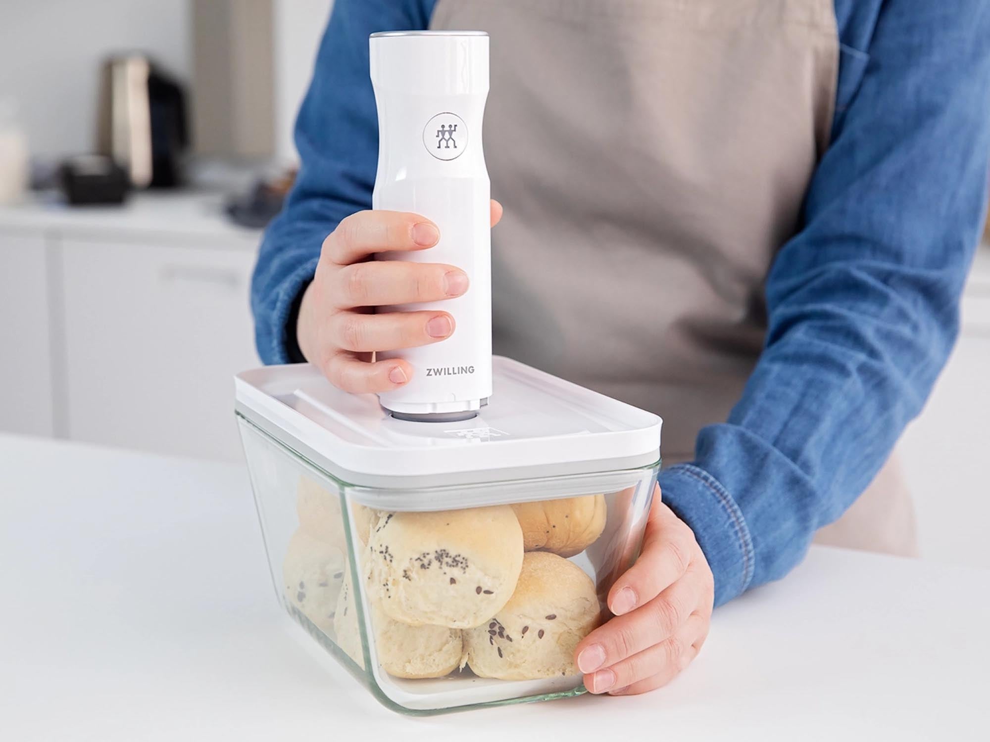 Entdecken Sie die Vakuumbox L von Zwilling Kitchen: 1.6 L, aus robustem Glas, perfekt für die Aufbewahrung und Frische Ihrer Lebensmittel.