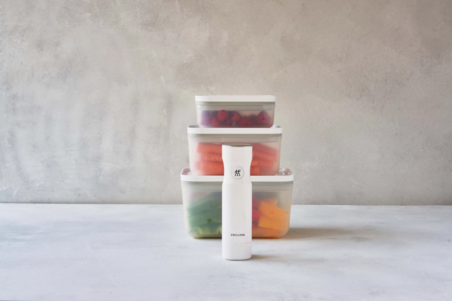 Drei praktische Vakuumboxen in den Größen S, M und L aus langlebigem Kunststoff von Zwilling Kitchen, perfekt für die frische Aufbewahrung von Lebensmitteln.