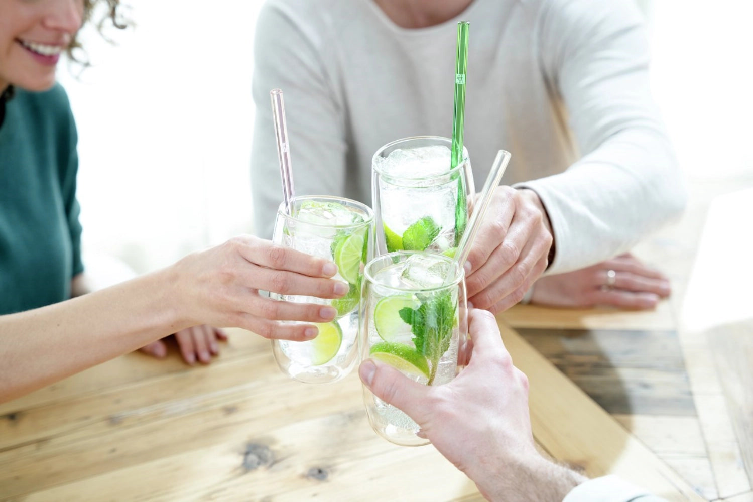 Set aus 4 geraden, transparenten Glasstrohhalmen (23 cm, Ø 9 mm) mit Bürste, perfekt für nachhaltigen Genuss und stilvolles Trinken.