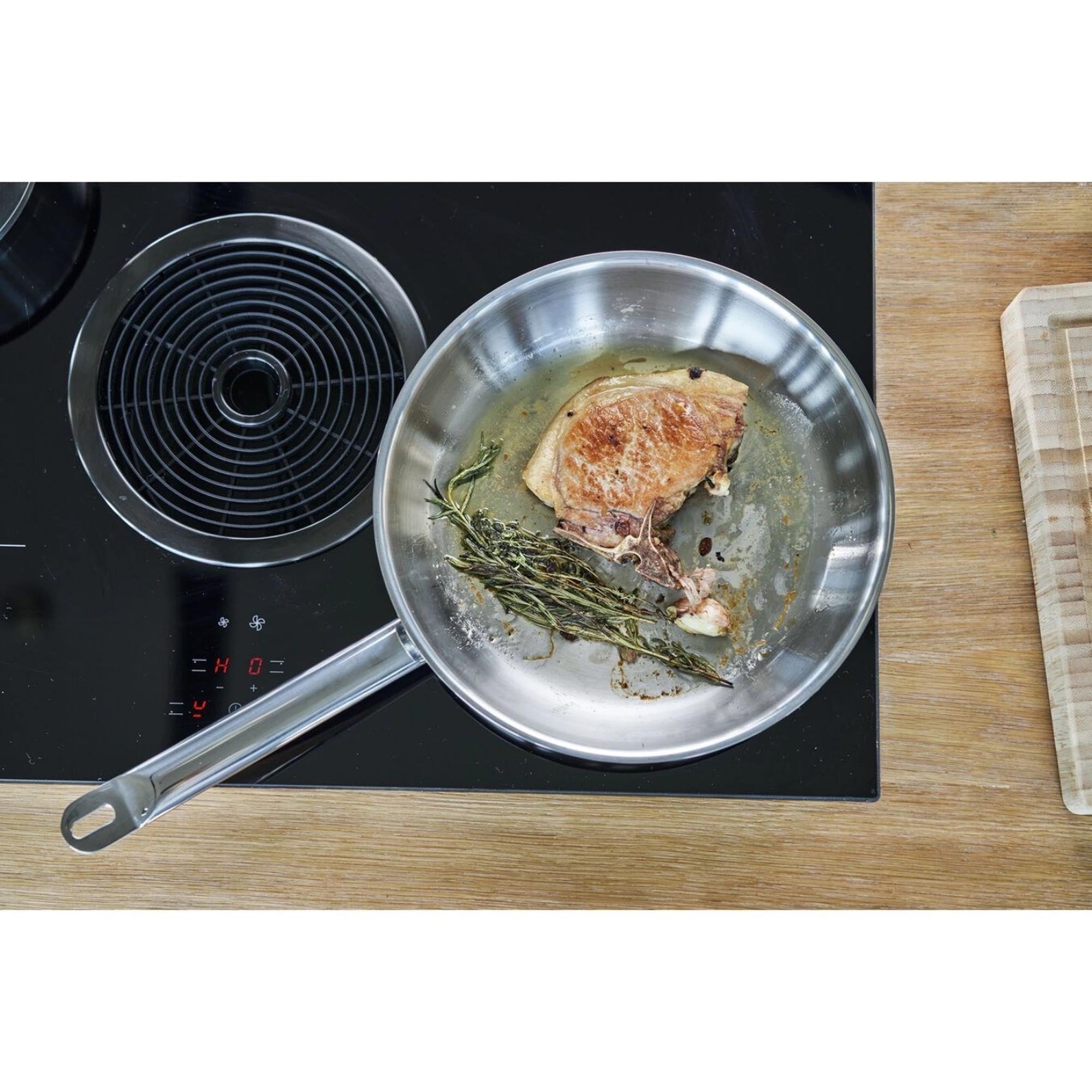 Hochwertige 28 cm Bratpfanne von ZWILLING Pro, ideal für gleichmäßiges Braten und große Portionen. Ergonomischer Griff, pflegeleicht und für alle Herdarten.