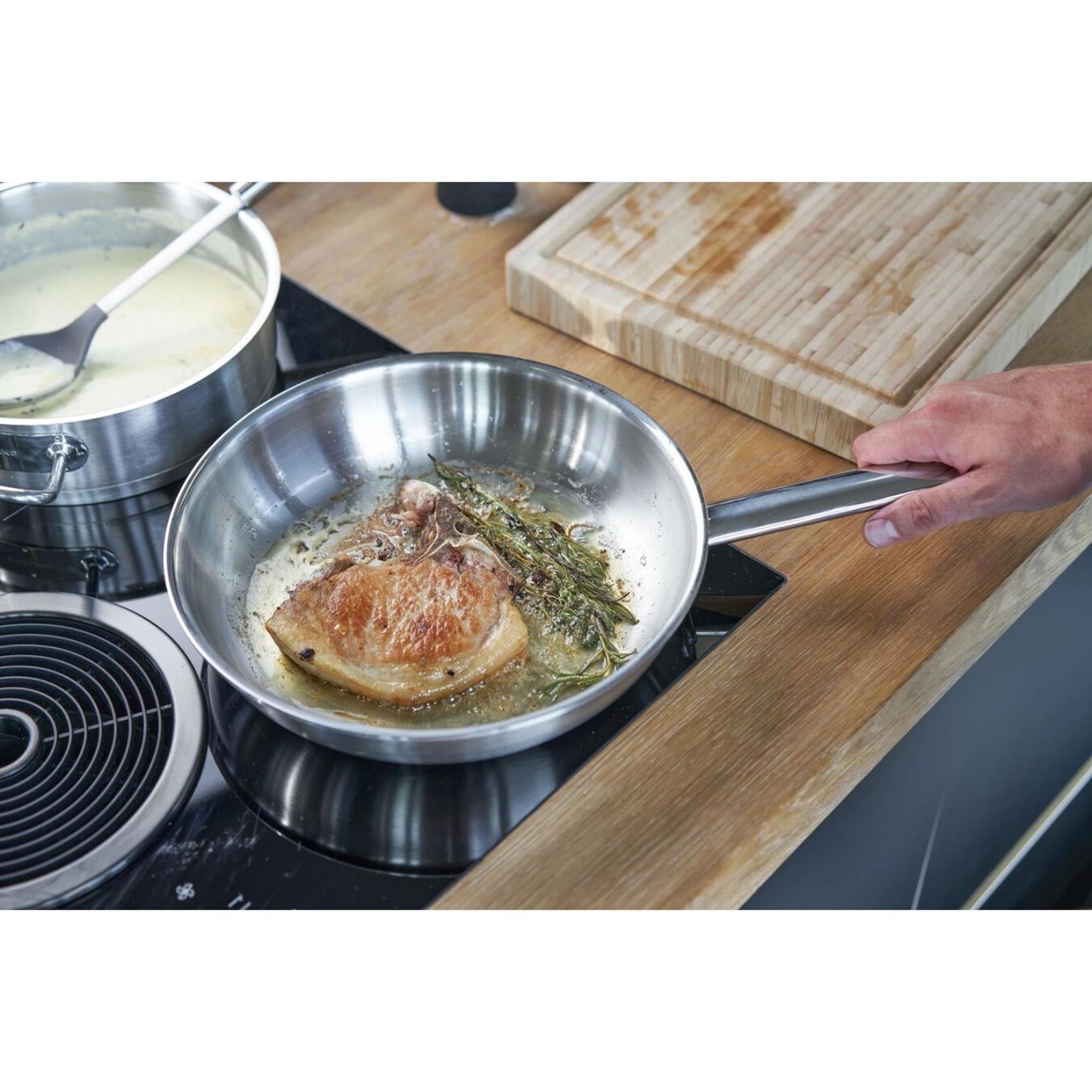 Erleben Sie die ZWILLING Pro Bratpfanne hoch, 28 cm – für gleichmäßige Hitzeverteilung, langlebigen Edelstahl und komfortables Handling beim Braten.