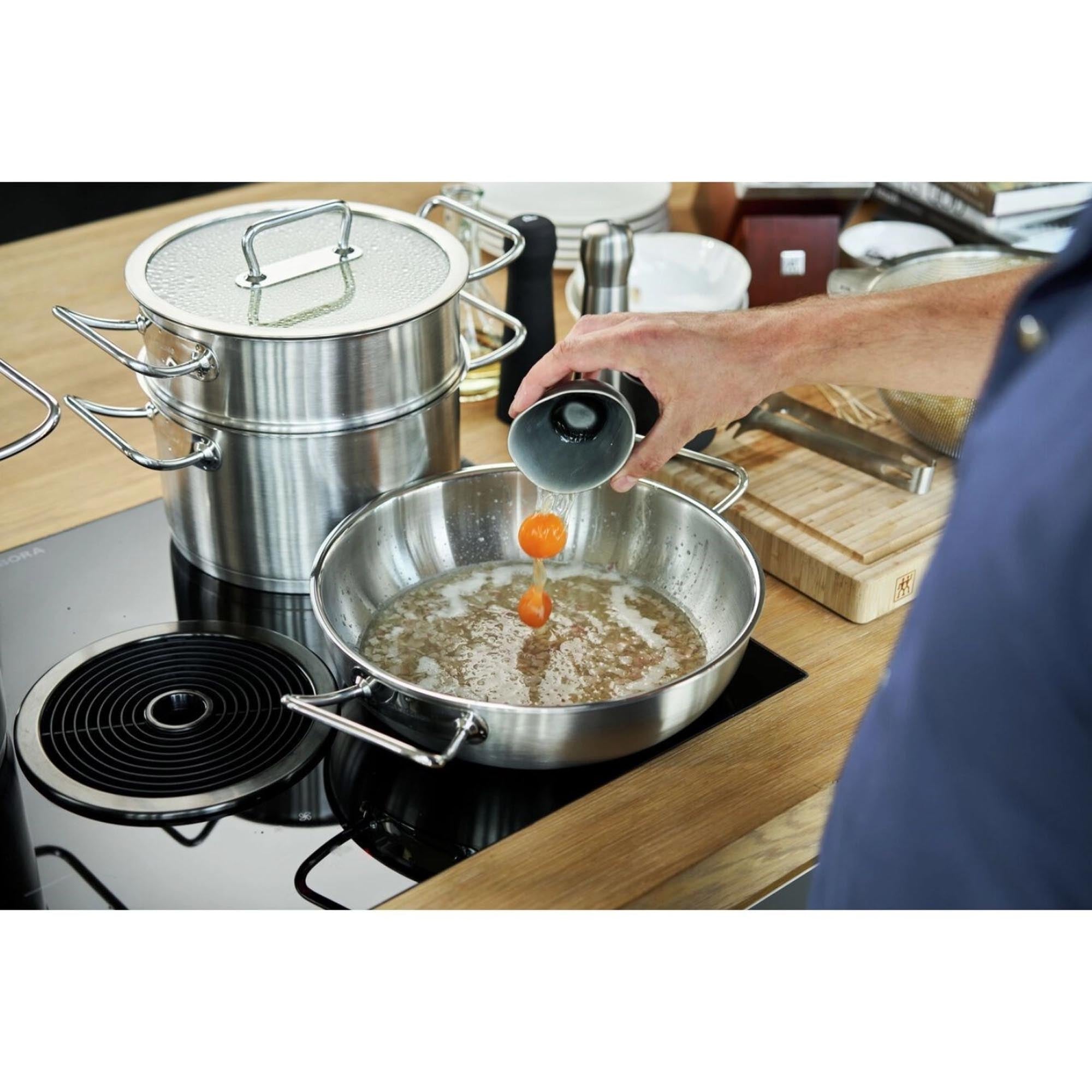 Entdecken Sie den ZWILLING Pro Wok, 30 cm: Hochwertiger Edelstahl für perfekte Ergebnisse in der asiatischen Küche. Ideal für gesundes Kochen!