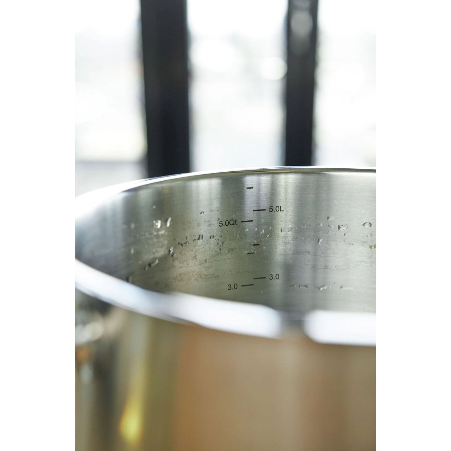 Kompakter ZWILLING Pro Kochtopf aus Edelstahl, 16 cm, perfekt für kleine Portionen, vereint Stil und Funktionalität in jeder Küche.