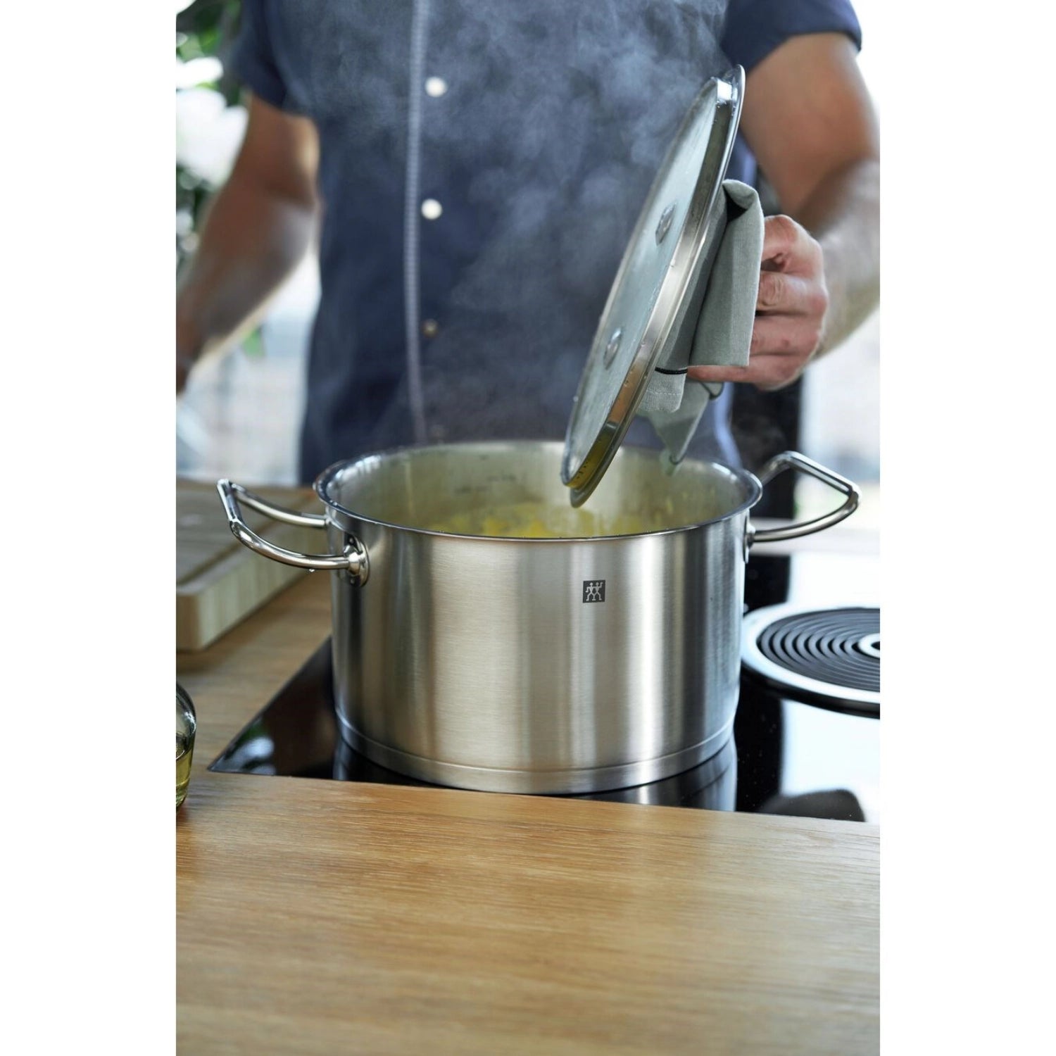 Hochwertiger ZWILLING Pro Kochtopf mit 20 cm Durchmesser, ideal für vielseitige Kochtechniken und schmackhafte Gerichte.